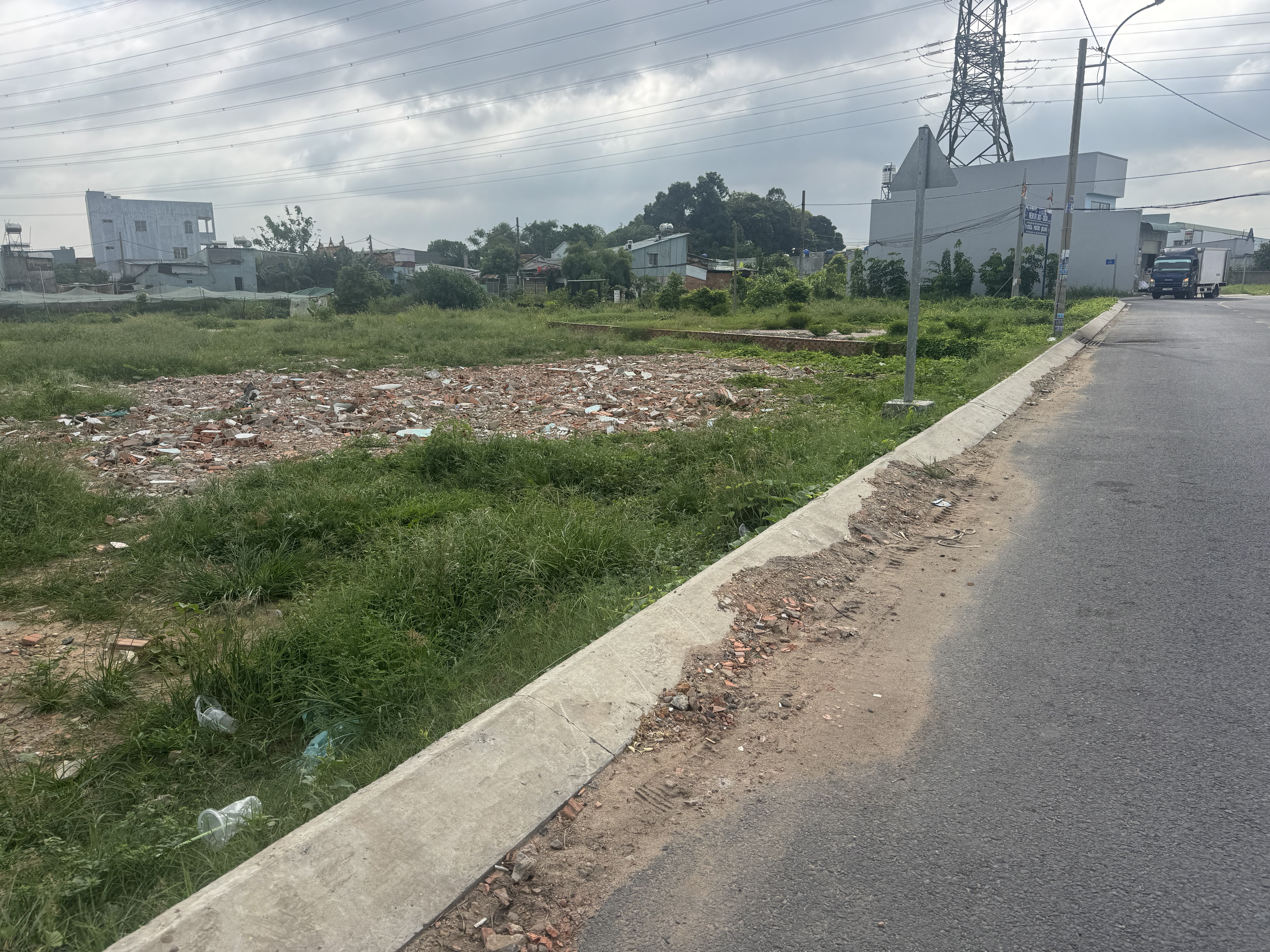 Bán gấp lô đất 400m2 ngay thị xã, sat chợ mt đường 12m thông ra quốc lộ giá 385tr