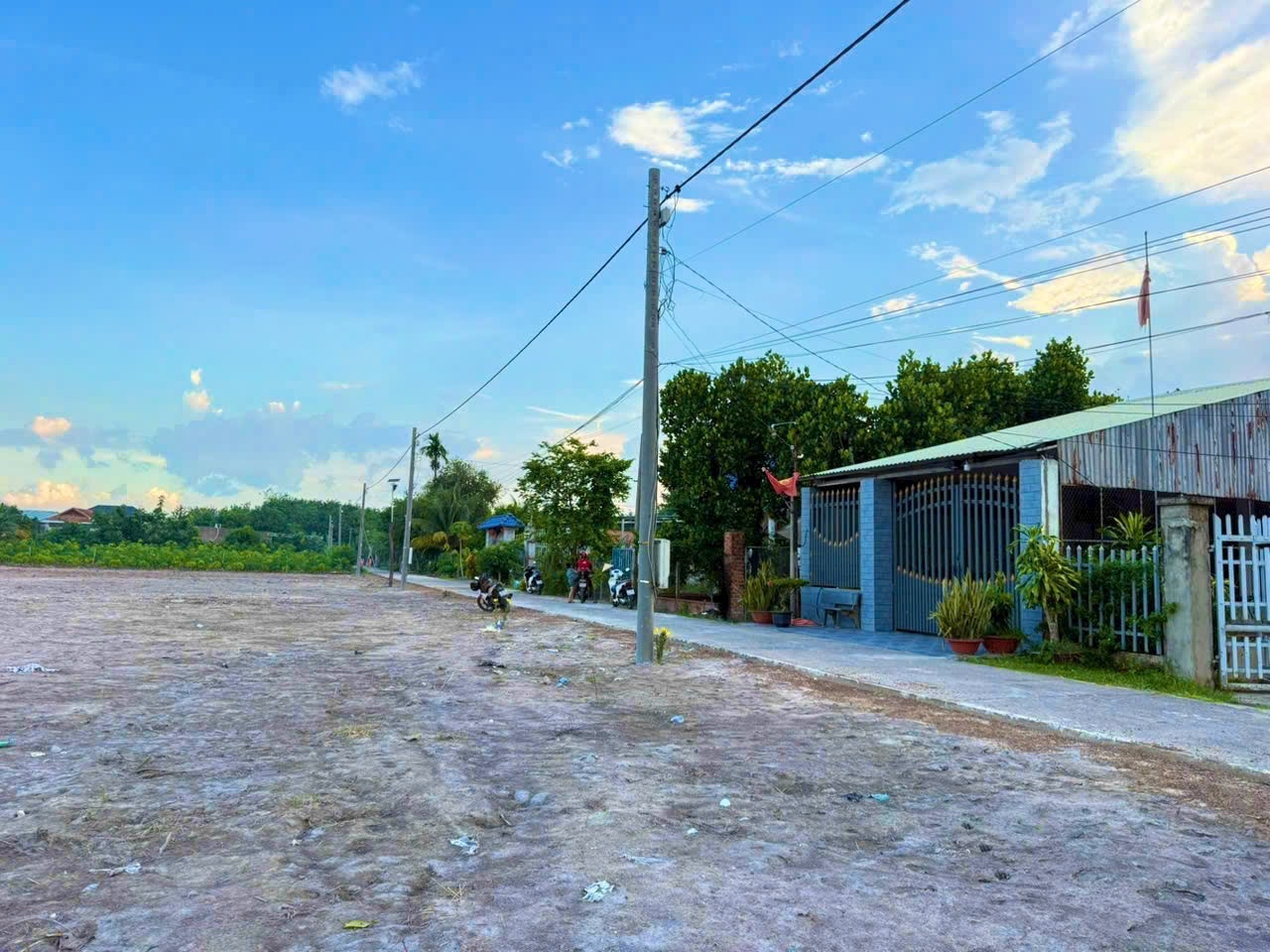 SANG GẤP ĐẤT TRUNG TÂM CHƠN THÀNH 4 LÔ 580M2 GIÁ 655TR, SHR, THÔ CƯ , TIỆN XÂY TRỌ