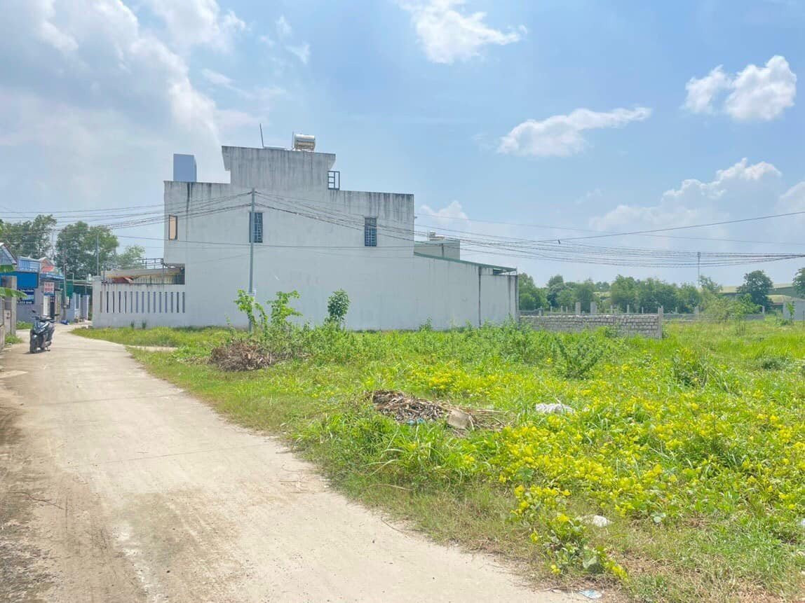 lh 0909 044 186. Sang gấp 200m2 đất ngay chợ, sát kcn tiện xây trọ giá 290tr
Đất sổ hồng riêng, thổ cư, bao sang tên công chứng