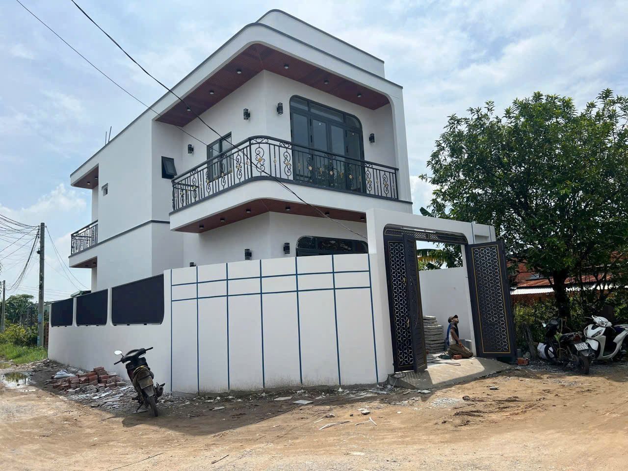 Bán nhà 2 mặt tiền xã Mỹ Hạnh Bắc dt 108m2 1 lầu 2pn,2wc , sân oto đã hoàn công giá 2,75 tỷ