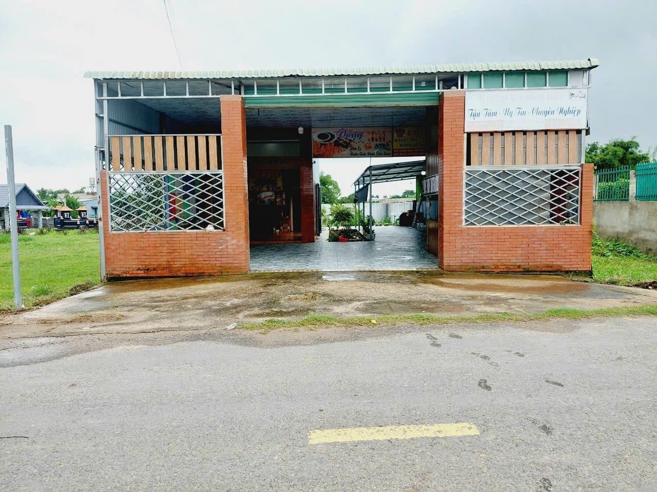 Bán nhà mặt tiền đường nhựa 343m² full thổ cư ngang 10m giá 5.2 tỷ  này cần bán gấp giảm còn 4.6tỷ chốt tại Xã Mỹ Hạnh