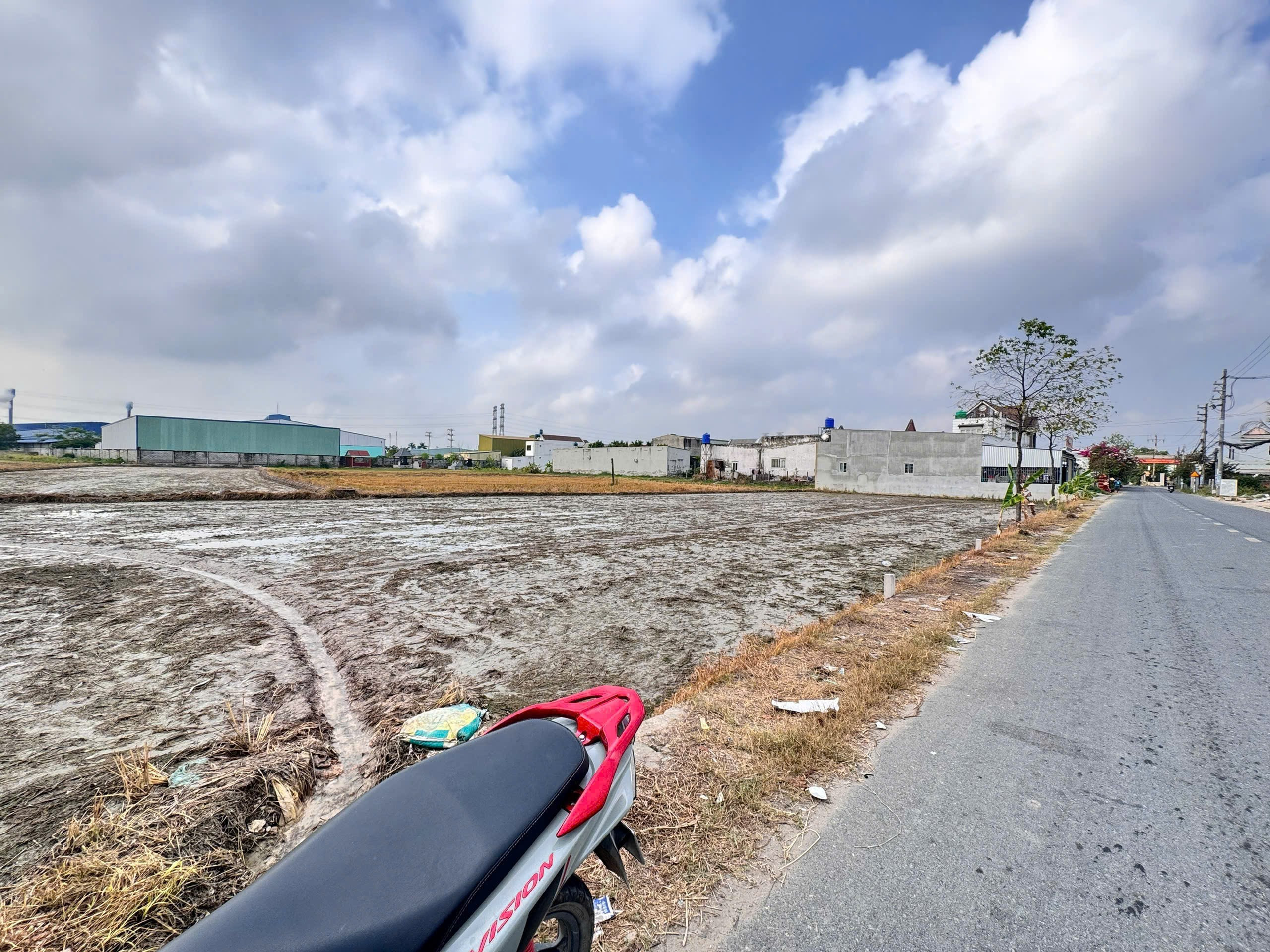 Bán đất 1624.4m² có sẵn 300m² thổ cư ngang 10m giá 3.1 tỷ tại Xã Mỹ Hạnh