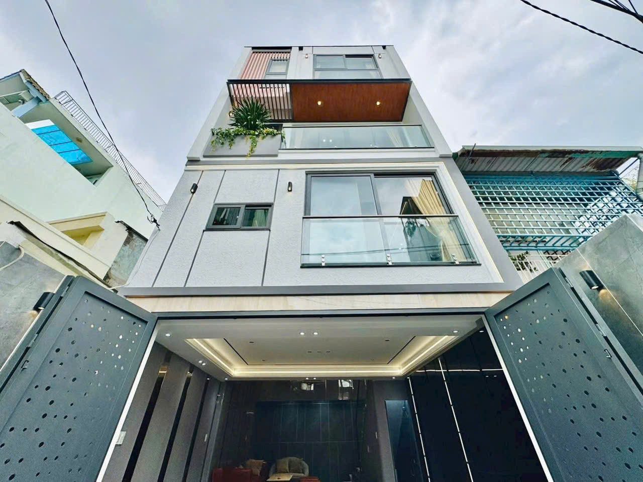 Nhà giá ngộp tại Lê Văn Lương, Nhà Bè. Giá: 4,25 tỷ. DT: 67.5m2. 4 Tầng, 3PN 4WC. Sổ Hồng Riêng
