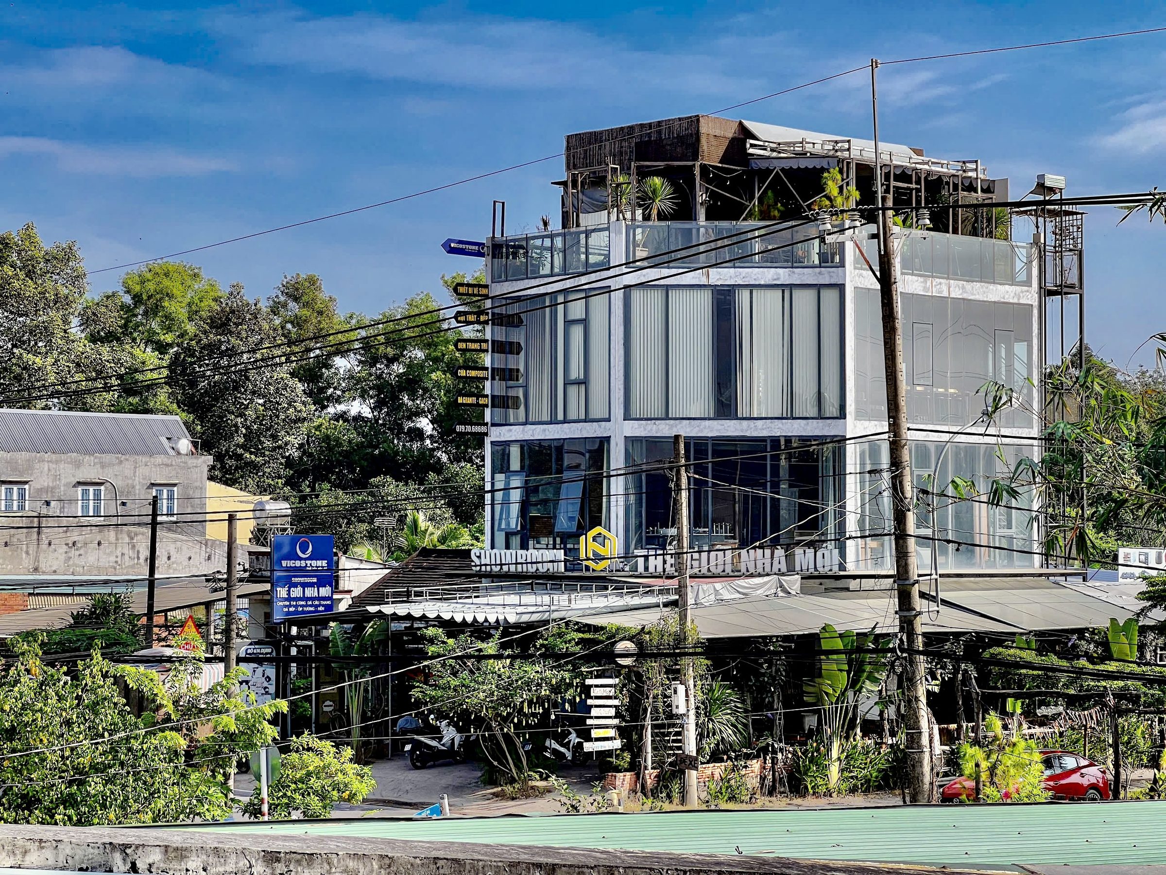 showroom & cf đang có nguồn thu ổn.