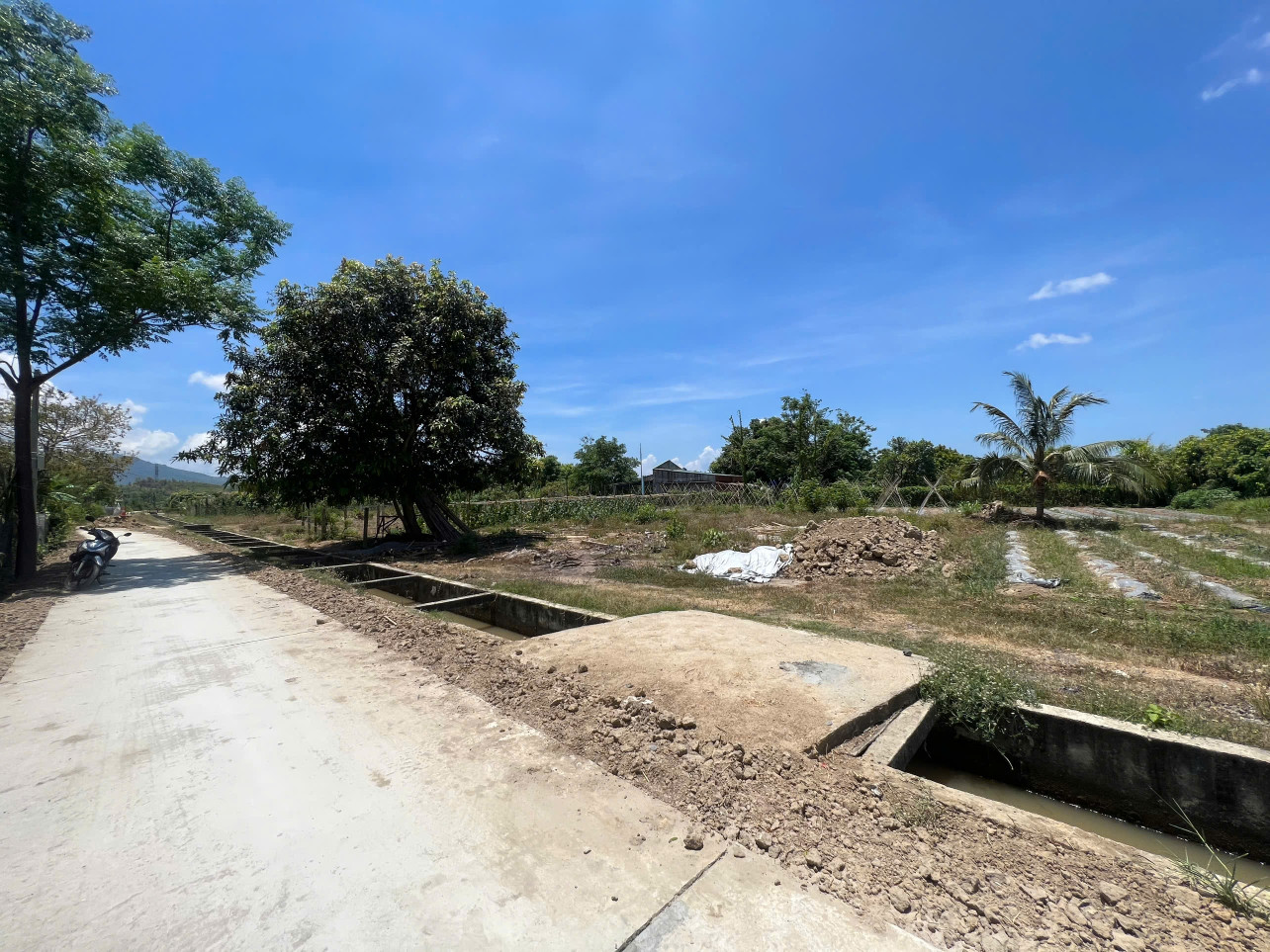 🍀 Cần bán lô đất Full thổ cư Thôn Hoà Thiện 2 - Xã Ninh An - Tx Ninh Hoà ➖ DT 263m2 Full thổ cư , ngang 6m6  ➖ Đường bê tông liên xã ( Ninh Sơn - Ninh An) 4m5, quy hoạch rộng 12m bao ô tô chạy .  ➖ Phía trước có mương nước chảy quanh năm rất tiện lợi , th
