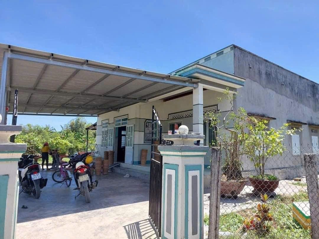 0938113403-Nhà Nhĩ Sự - Ninh Thân, Ninh Hòa, Khánh Hòa Dt: 496,9m², ngang 14,8 dài 28m, 60m² thổ Kết cấu: 1 PT, 1 PK, 2 PN, 1 PB, 1 WC Cách bê tông 24m, cách QL26 1,7km, cách TT thị xã Ninh Hòa 5,8km (10 phút xe máy) Khu dân cư đông, còn dư phía sau nhà c