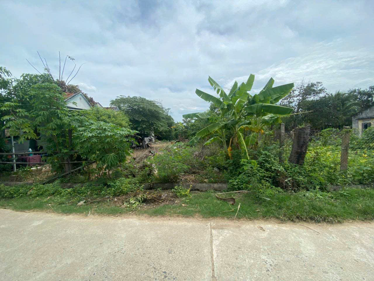 LH: 0938156791 Hiếu 
🔥 BÁN LÔ ĐẤT ĐẸP - GIÁ ĐẦU TƯ 🔥

🏡 Vị trí: Thôn Ninh Điền, xã Ninh Thọ, thị xã Ninh Hòa, tỉnh Khánh Hòa
📏 Diện tích: 292,8m² (10,5x30) 130m² thổ, phù hợp tách 2 lô.
📍 Lô góc vuông vức, mặt tiền rộng, giao thông thuận tiện
✅ Pháp