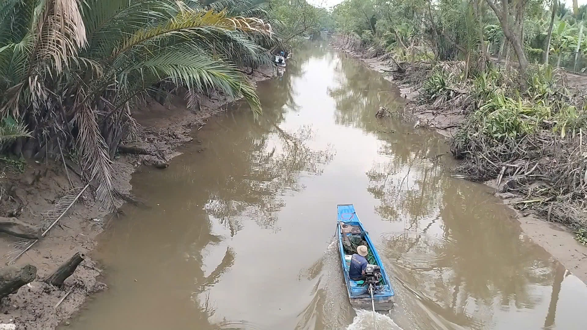 Mặt tiền sông vị trí tốt kinh doanh mua bán gần sông nước.
