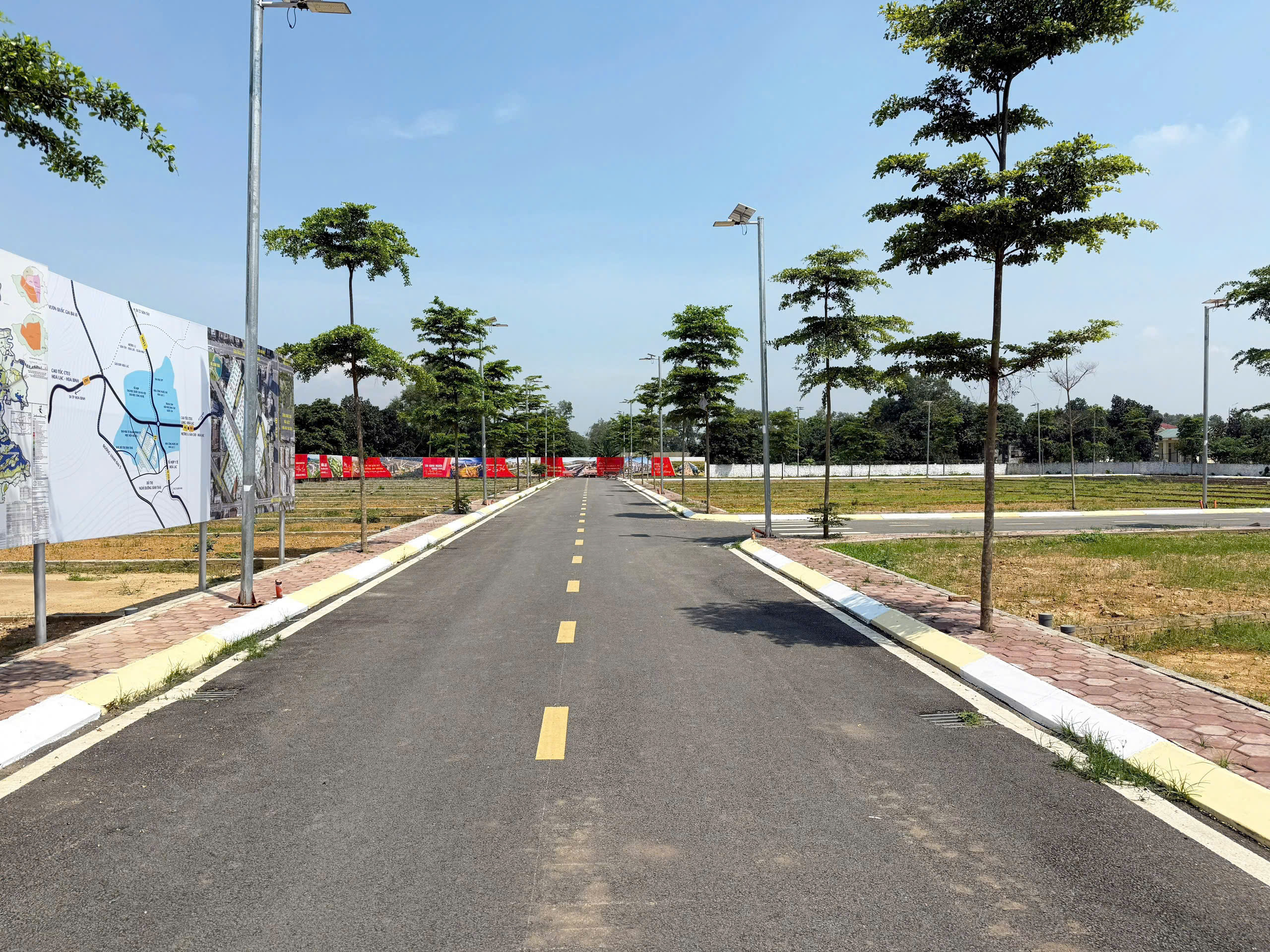 BÁN ĐẤT NỀN HOÀ LẠC, NGAY NGÃ TƯ HOÀ LẠC 100M FULL ĐẤT Ở