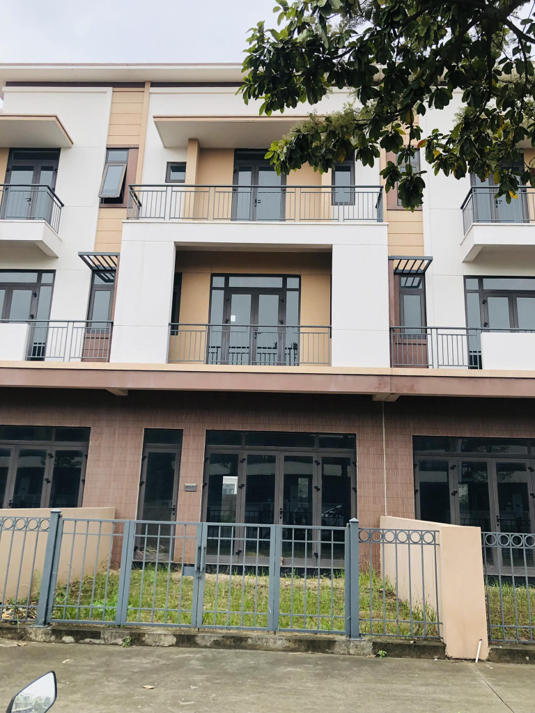 Chính chủ bán shophouse 3 tầng xây thô SH3 Centa City, giá 9 tỷ