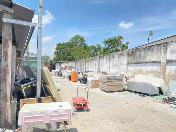 Bán xưởng mặt tiền đường nhựa Phú Hoà Đông tdt 1650m2( 300m2 thổ ,xưởng 1000m2) giá 14 tỷ