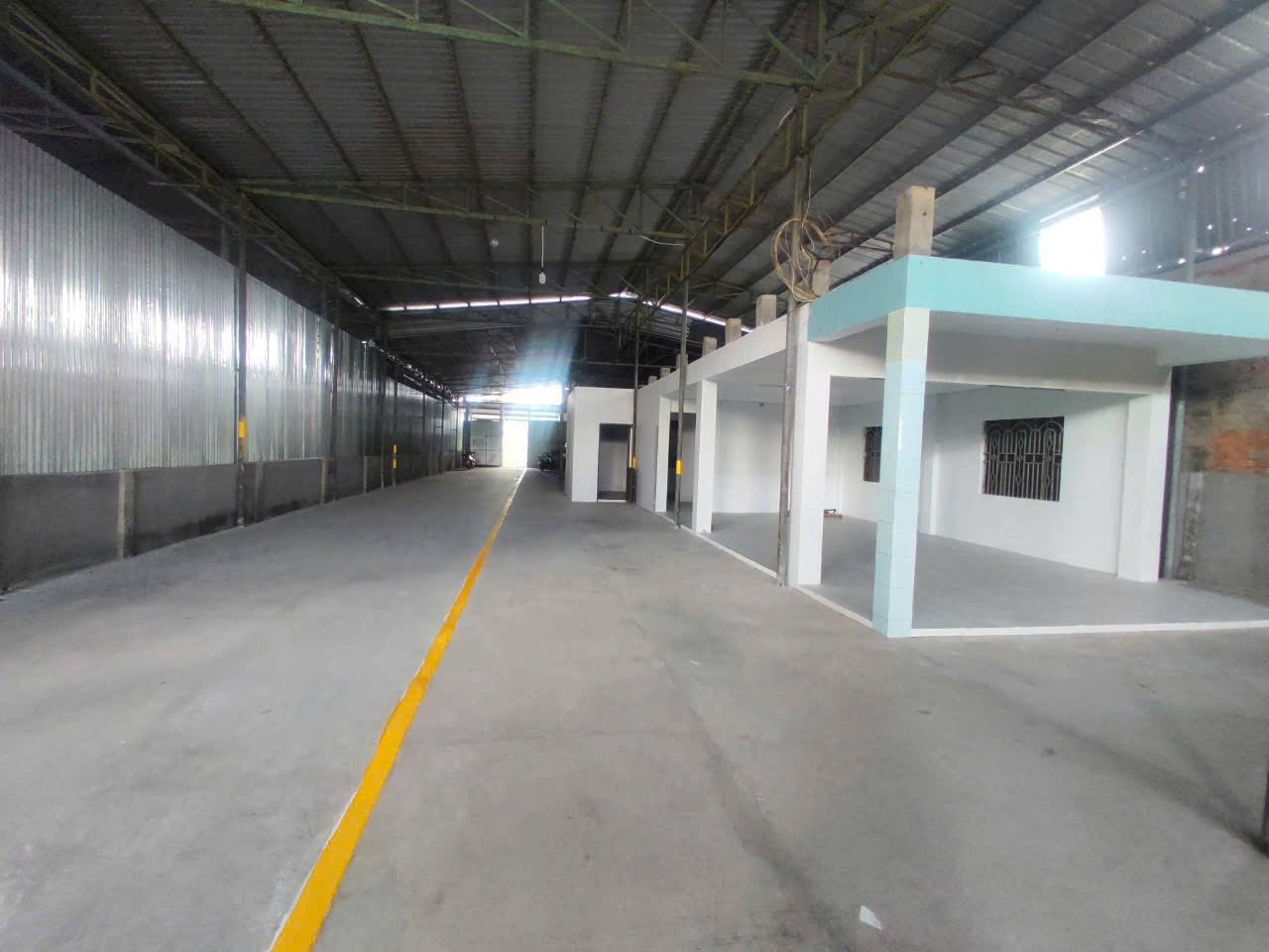 Cho thuê kho 504m2 xe container vào trong kho vi vu