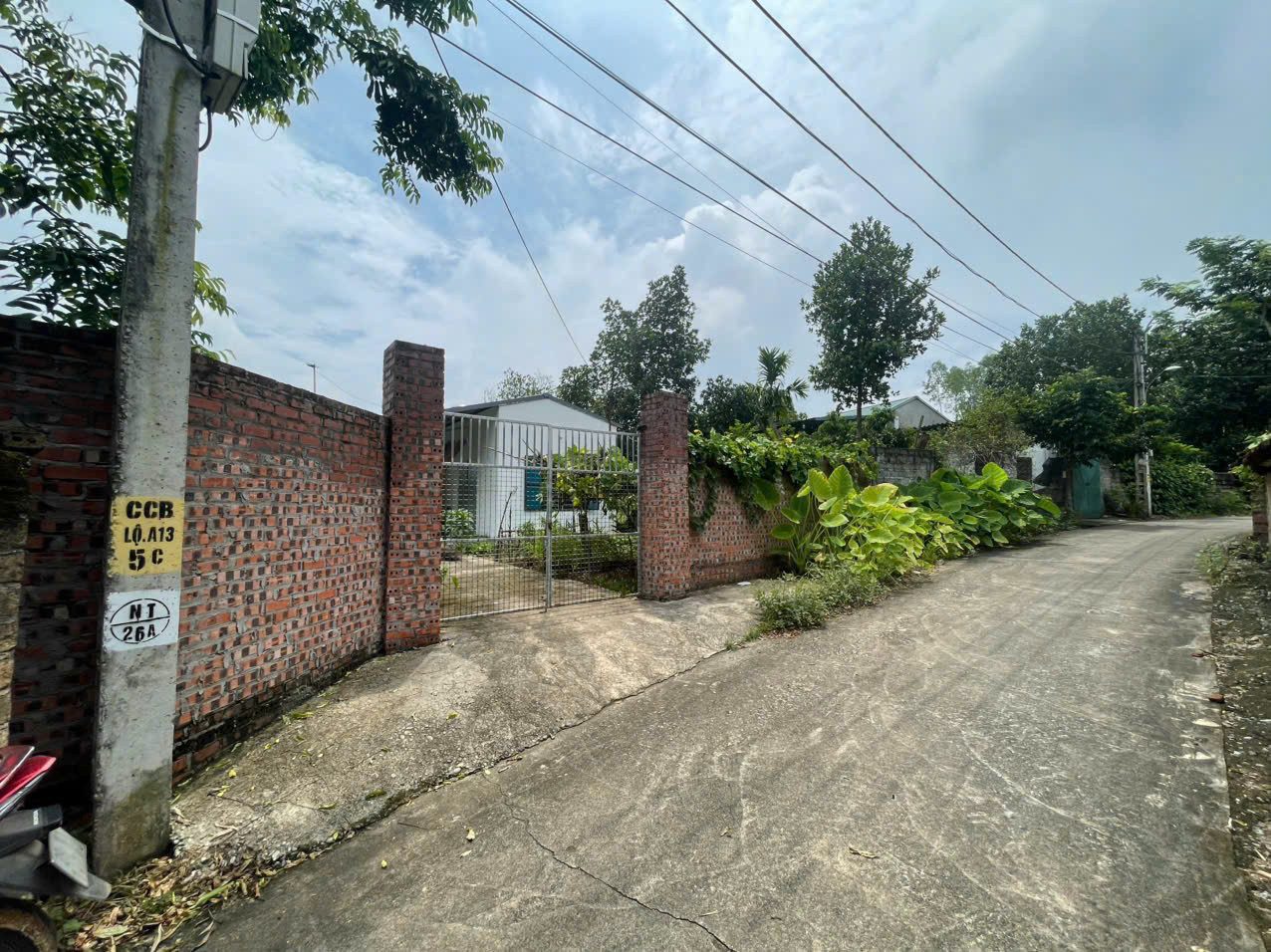 Lô đất tiềm năng, sẵn nhà cấp 4, chủ chỉ việc xách vali về ở