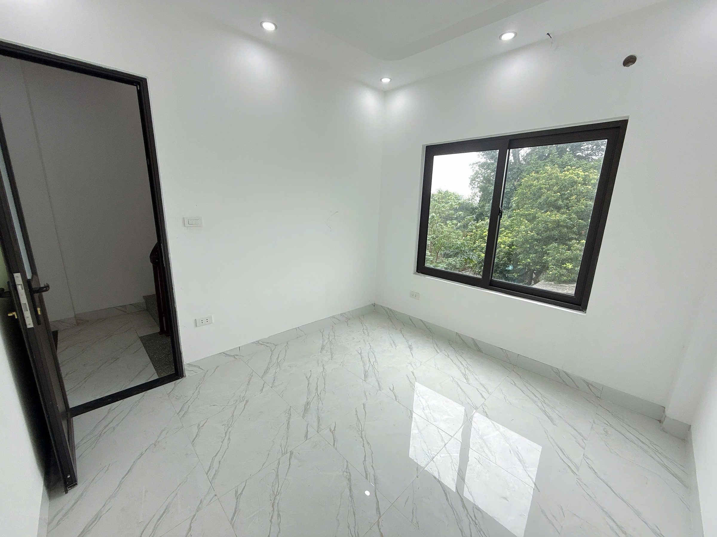CHƯA ĐẾN 3 TỶ – SỞ HỮU NGAY NHÀ 3 TẦNG 1 TUM TẠI PHƯỜNG CHƯƠNG MỸ 
 Nhà đẹp xây kiên cố, thiết kế hiện đại
 Vị trí thuận tiện, dân cư đông đúc, an ninh tốt
 Di chuyển dễ dàng, gần chợ – trường – trục chính
 Công năng đầy đủ, chỉ việc xách vali về ở
 