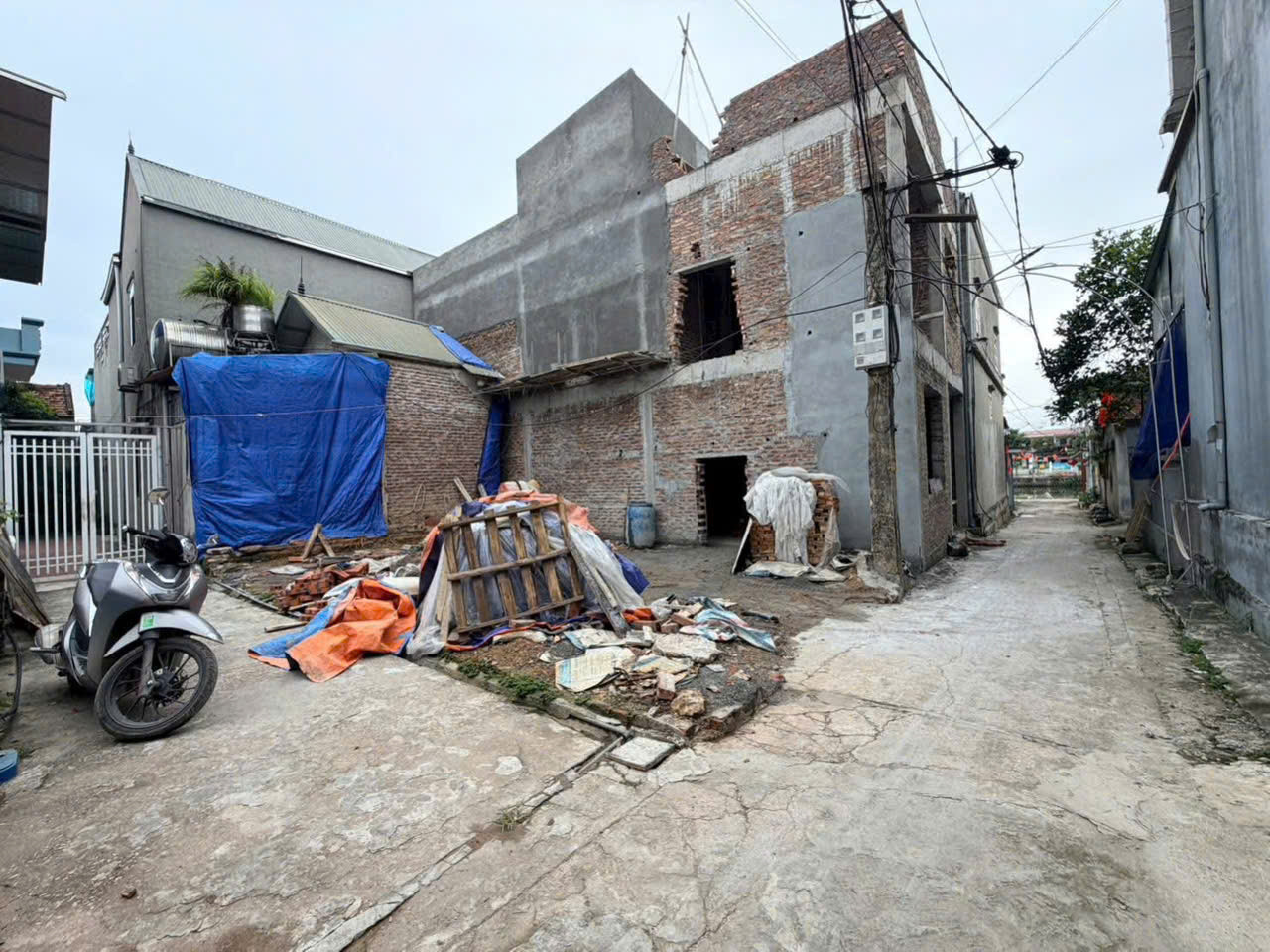 🌹 LÔ GÓC VIEW HỒ QUAN CHÂM – HÀNG HIẾM TẠI PHÚ NGHĨA, HÀ NỘI

🏡 Diện tích: 88m²
🌿 Lô góc đẹp, view trực diện hồ Quan Châm, không gian thoáng mát quanh năm.
🚗 Đường ô tô vào tận cửa, thuận tiện di chuyển và sinh hoạt.

📍 Vị trí trung tâm:
✅ Cách chợ