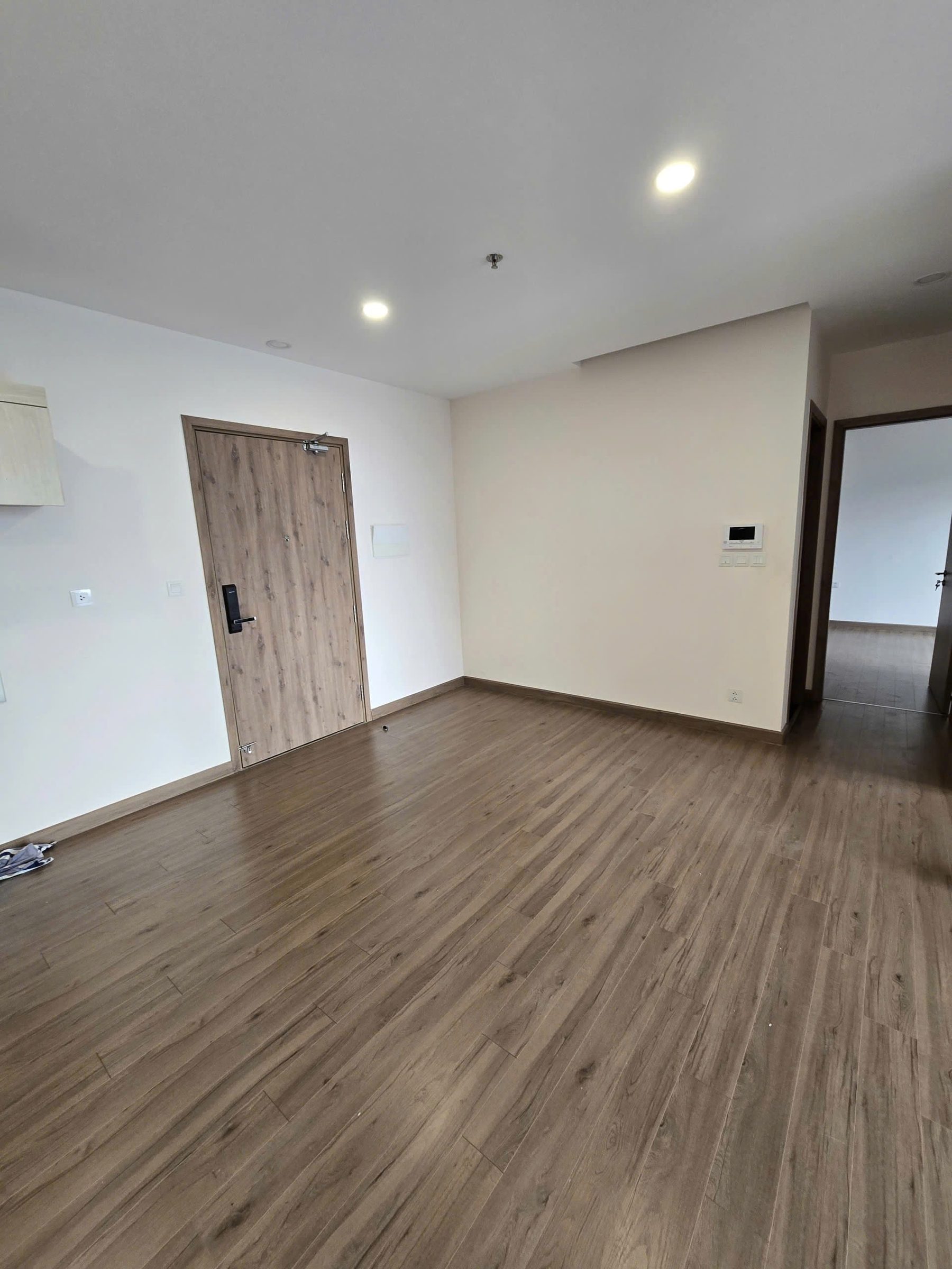 🔥Chính chủ BÁN NHANH căn 2PN2VS, 68m2 view biệt thự đảo, chung cư OASIS-ECOPARK, giá 4,7 tỷ bao phí🔥
=>Giá khẳng định tốt nhất thị trường.
🏡 Diện tích thông thủy: 68m2
🏠Thiết kế: 2PN2VS, phù hợp gia đình ở lâu dài.
🏘️ Hướng cửa nhà Đông Nam, mát mẻ 
