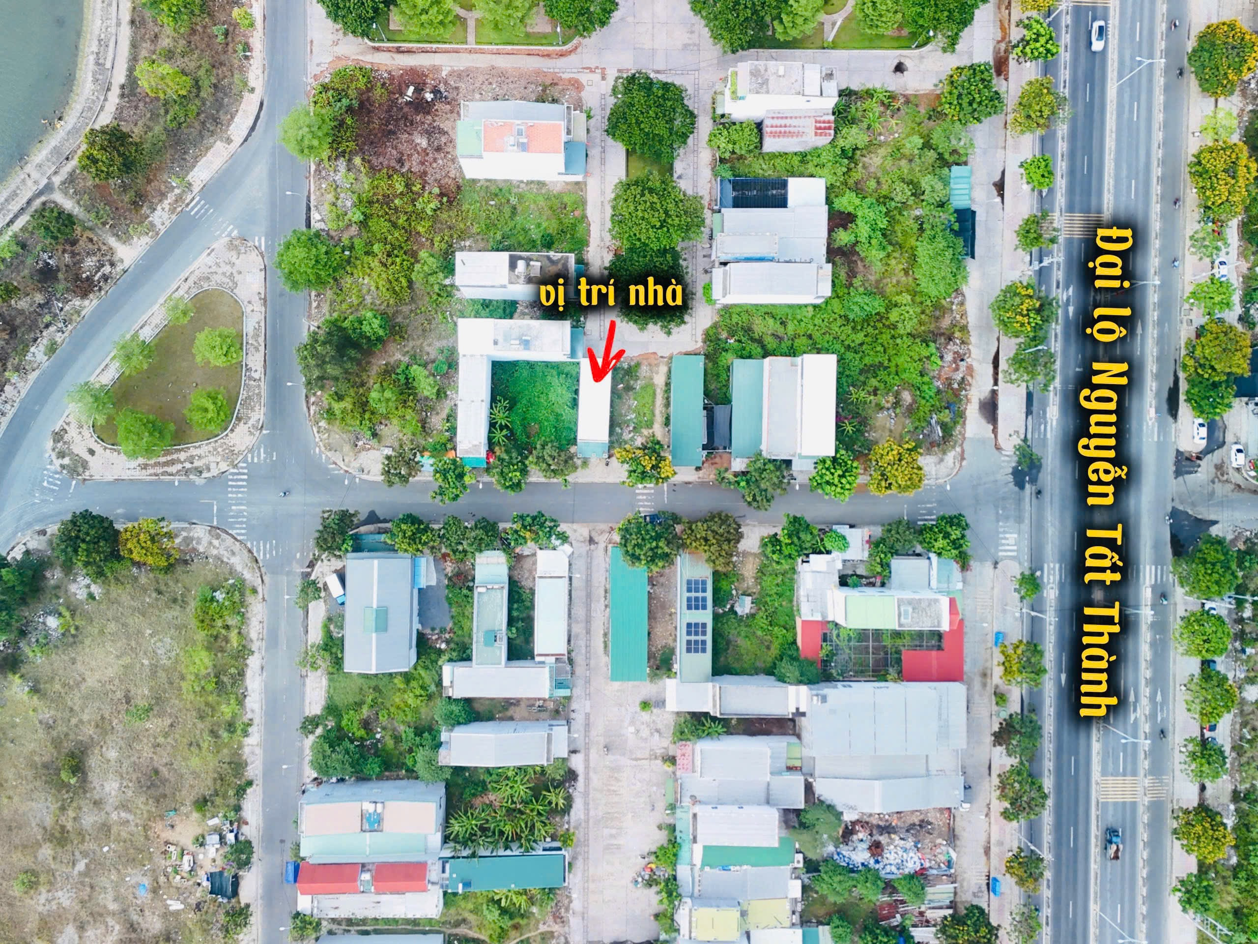 📌CHỦ CẦN NHƯỢNG LẠI NGÔI NHÀ TÂM HUYẾT 2 MẶT TIỀN ĐƯỜNG SỐ 7 RỘNG 17,5M – TĐC HÒN RỚ 2 (NHÁNH SÔNG) NẰM SÁT DỰ ÁN SUN GROUP 
-Vị trí đẹp – đường rộng – cực kỳ tiềm năng đầu tư và an cư
-Diện tích: 75m2 (ngang 5m)
-Đường nhựa rộng 17.5m – ô tô tránh tho