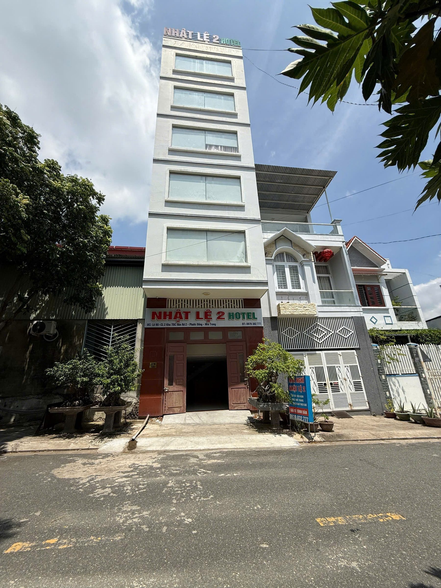 Bán khách sạn mặt tiền Nguyễn Tất Thành, Hòn Rớ II Phước Đồng, Nha Trang