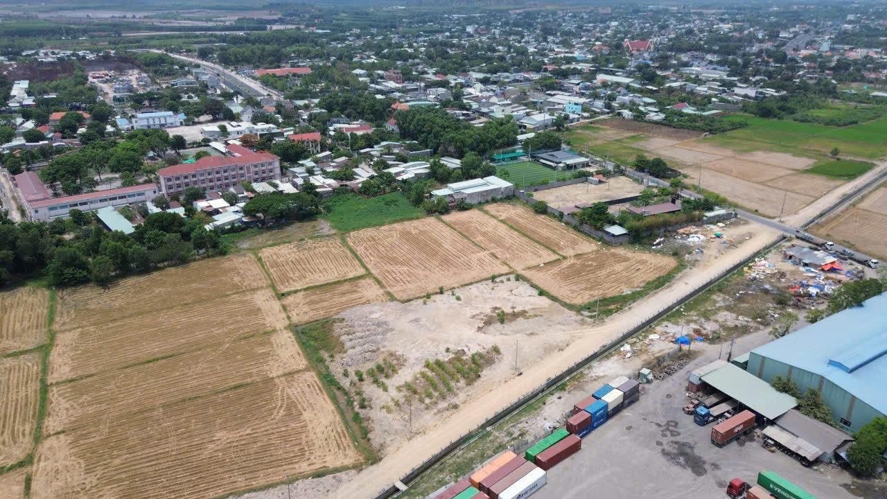 Bán mảnh đất 2 mặt đường ngay khu công nghiệp, đất ở đường xe container