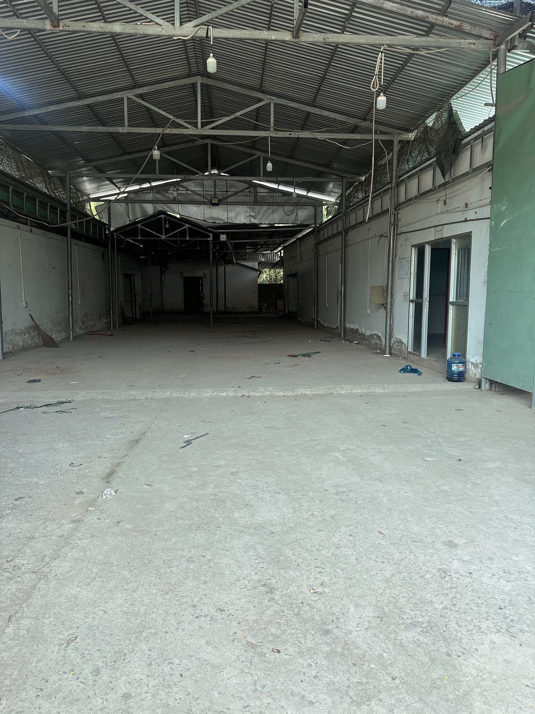 Cho thuê kho xưởng 1000m2 mặt tiền đường xe container Mỏ Cày Bắc.Giá 15 triệu