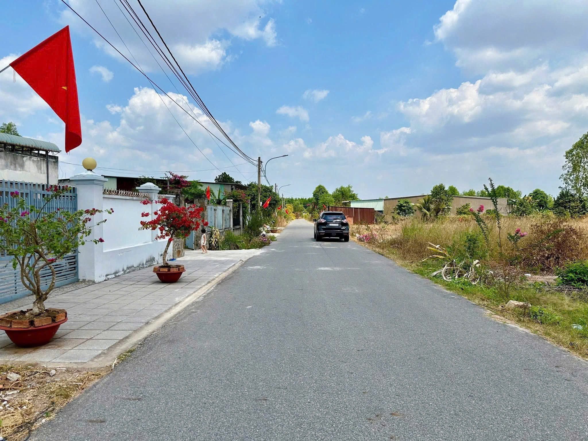 LÔ ĐẤT NẰM TRONG KHU DÂN CƯ HIỆN HỮU, MẶT TIỀN ĐƯỜNG NHỰA , CÓ SẴN 100M2 THỔ CƯ . CẦN RA GẤP GIÁ 760 TRIỆU