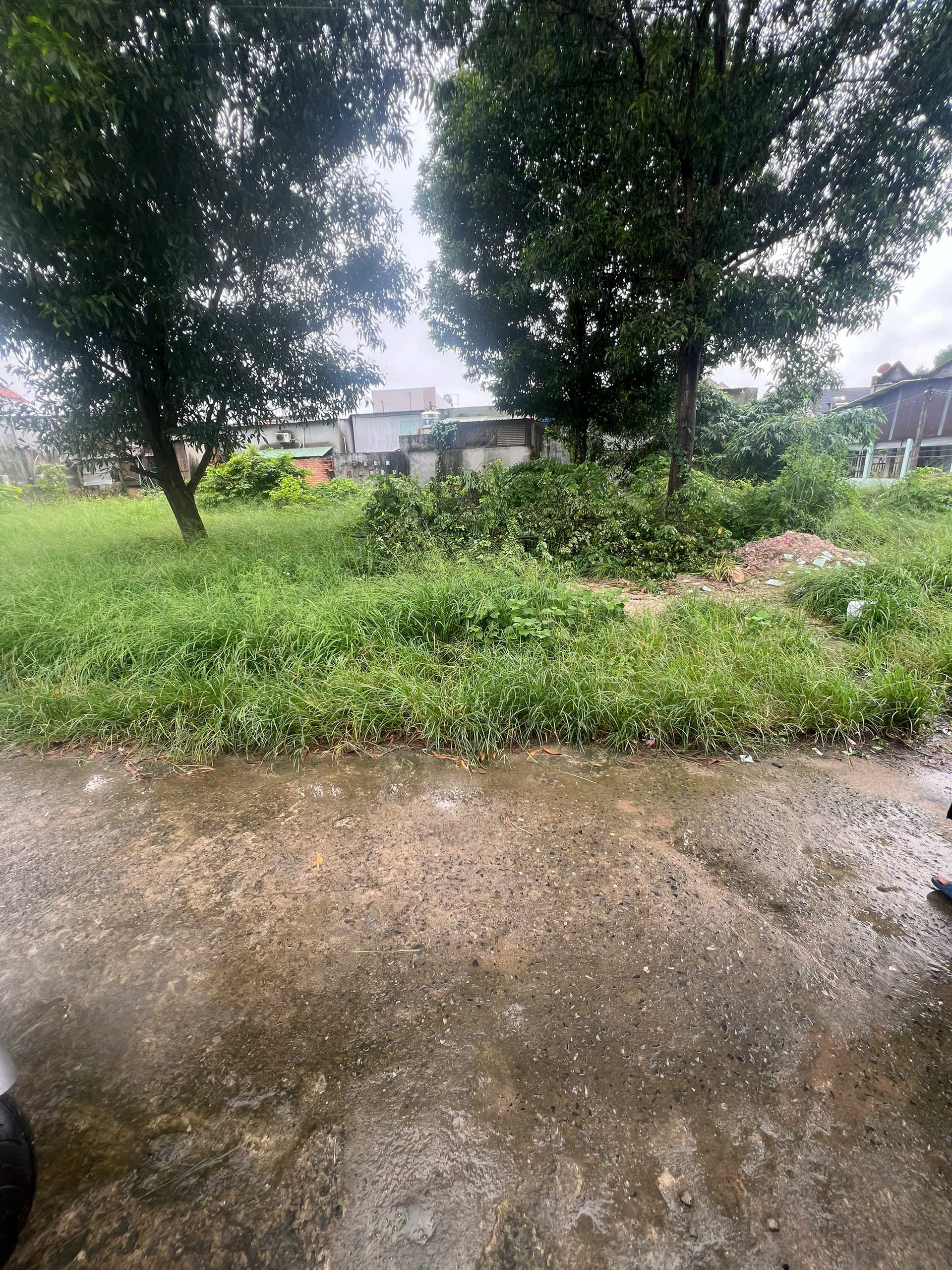 Cần bán lô đất ngay 2 vòng xoay lớn. đất sạch 100m2