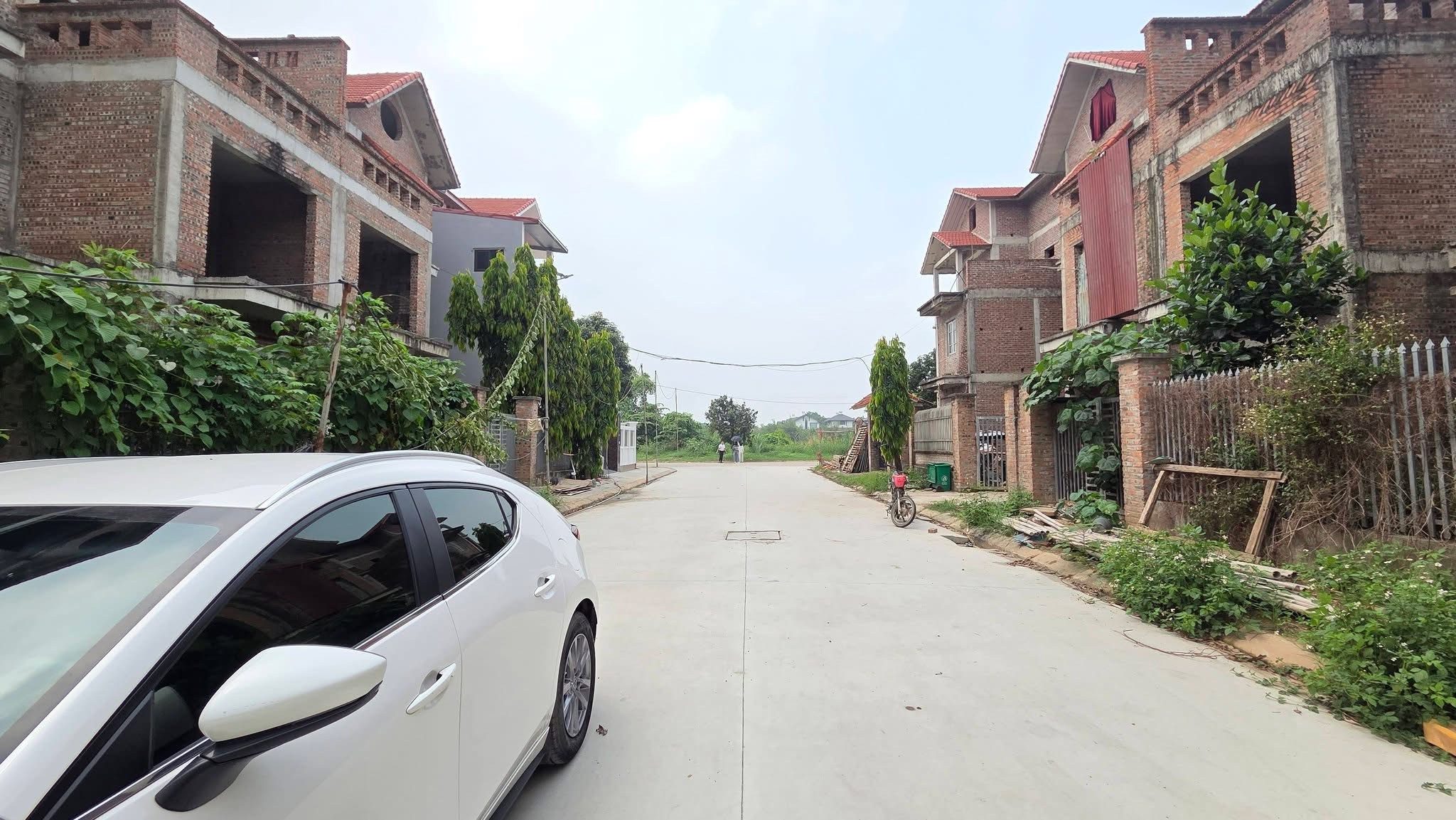 Biệt thự song lập Khu đô thị Quang Minh 180m2, đã bao gồm xây dựng. Giá 12,x tỷ bao gồm thu.ế phí chuyển nhượng.

Hàng xóm Vin Bắc Hồng 385 hecta
#bietthuquangminh #khudothiquangminh #bietthusonglap