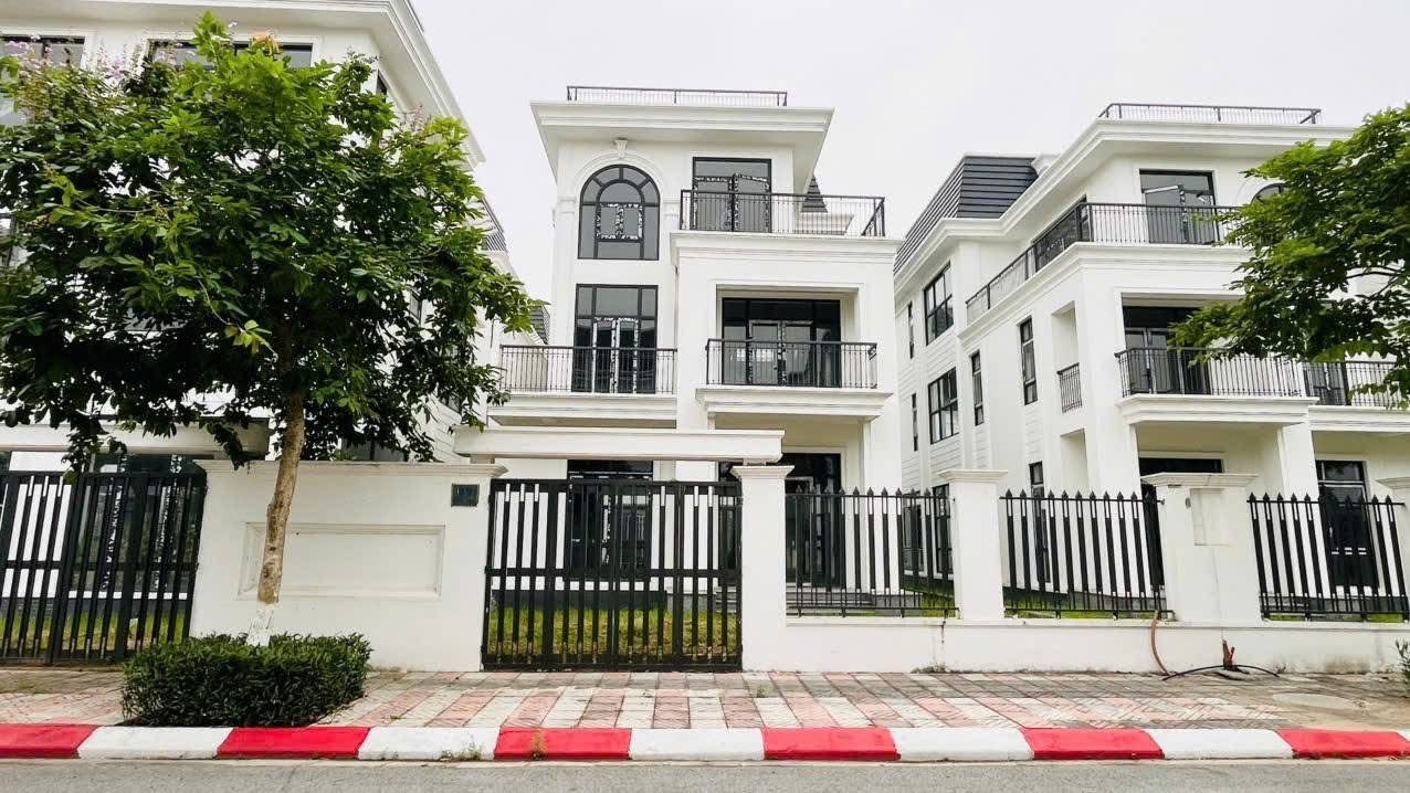 🔺Căn biệt thự song lập nhưng đứng 1 mình như căn đơn lập
✔️4 mặt thoáng
✔️gần công viên trung tâm và bãi đỗ xe
✔️cọc 1 tỷ ra sổ mới phải công chứng thanh toán. 
💯Giá bán 18,x tỷ. Diện tích 250m2.