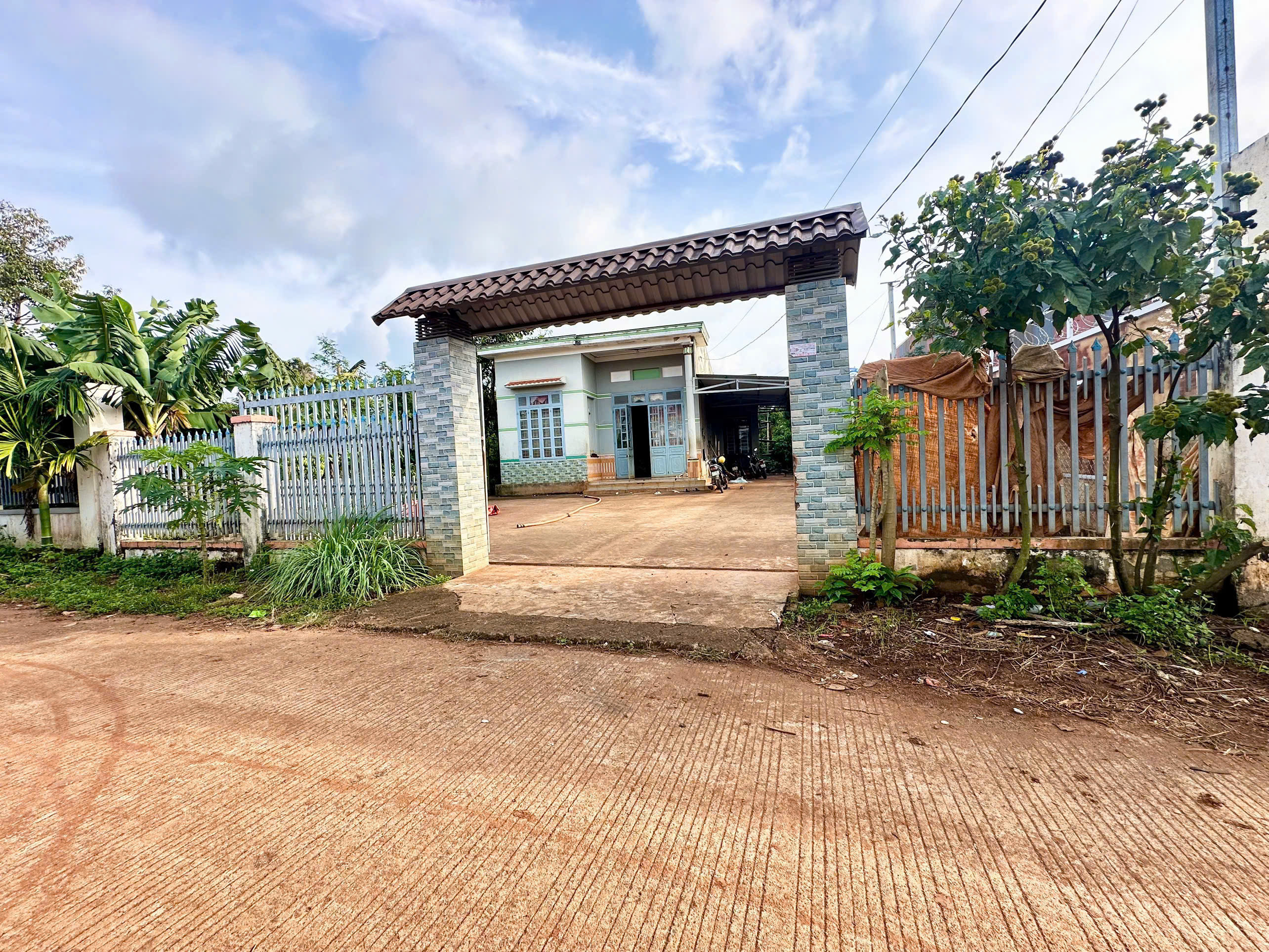 🔥 BÁN GẤP TRONG TUẦN – LÔ ĐẤT HẺM C1 TỈNH LỘ 8
📍 Hẻm cấp 1 – Cổng chào Cư Suê - dốc Buôn Rư