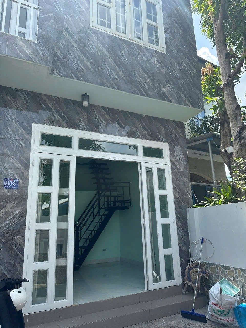 Bán nhà 1 trệt lầu 5x18, sau lưng trường TH Qui Đức, Bình Chánh, giá 2,95 tỷ TLCC