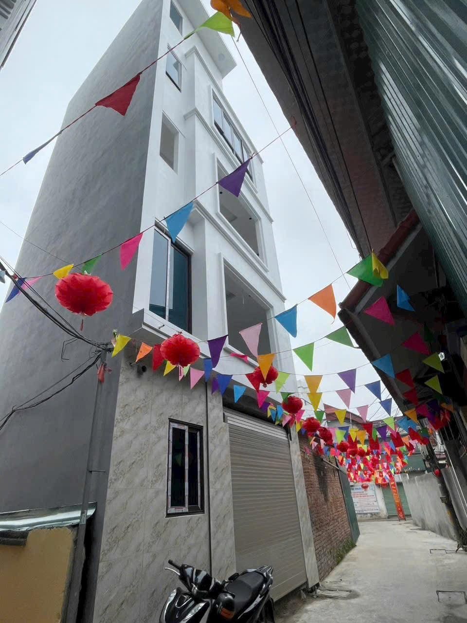 Chỉ hơn 4 tỷ có nhà 5 tầng mới tinh khu phân lô, oto vào nhà đối điện trường chuyên THPT Hoài Đức A