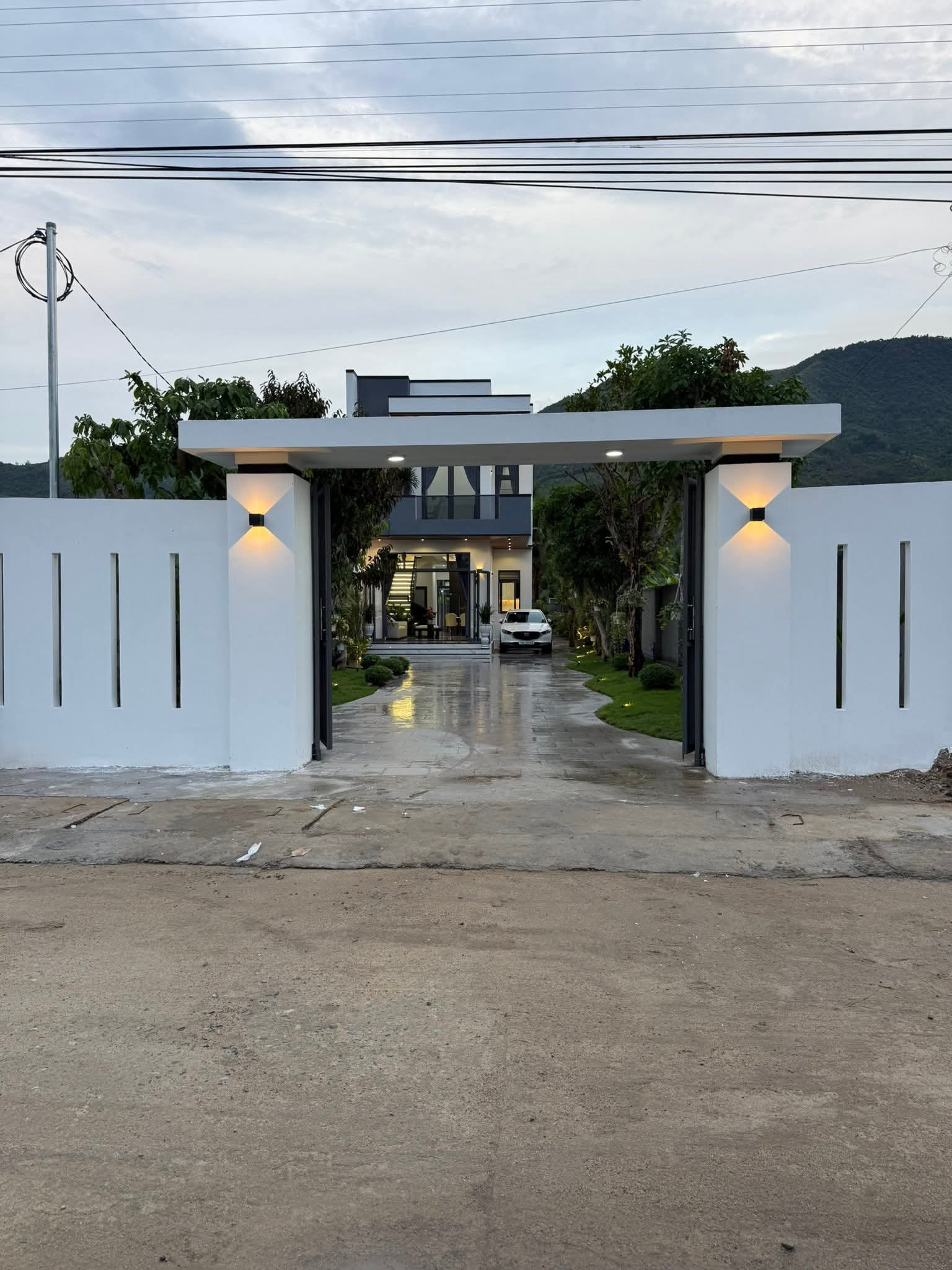 Căn Biệt thự hạng LUXURY 570m2 toạ lạc tại trung tâm xã Suối Hiệp (CẠNH TRỤ SỞ CÔNG AN XÃ)
 • Diện tích đất: 570m2 CÓ 260M2 ĐẤT Ở