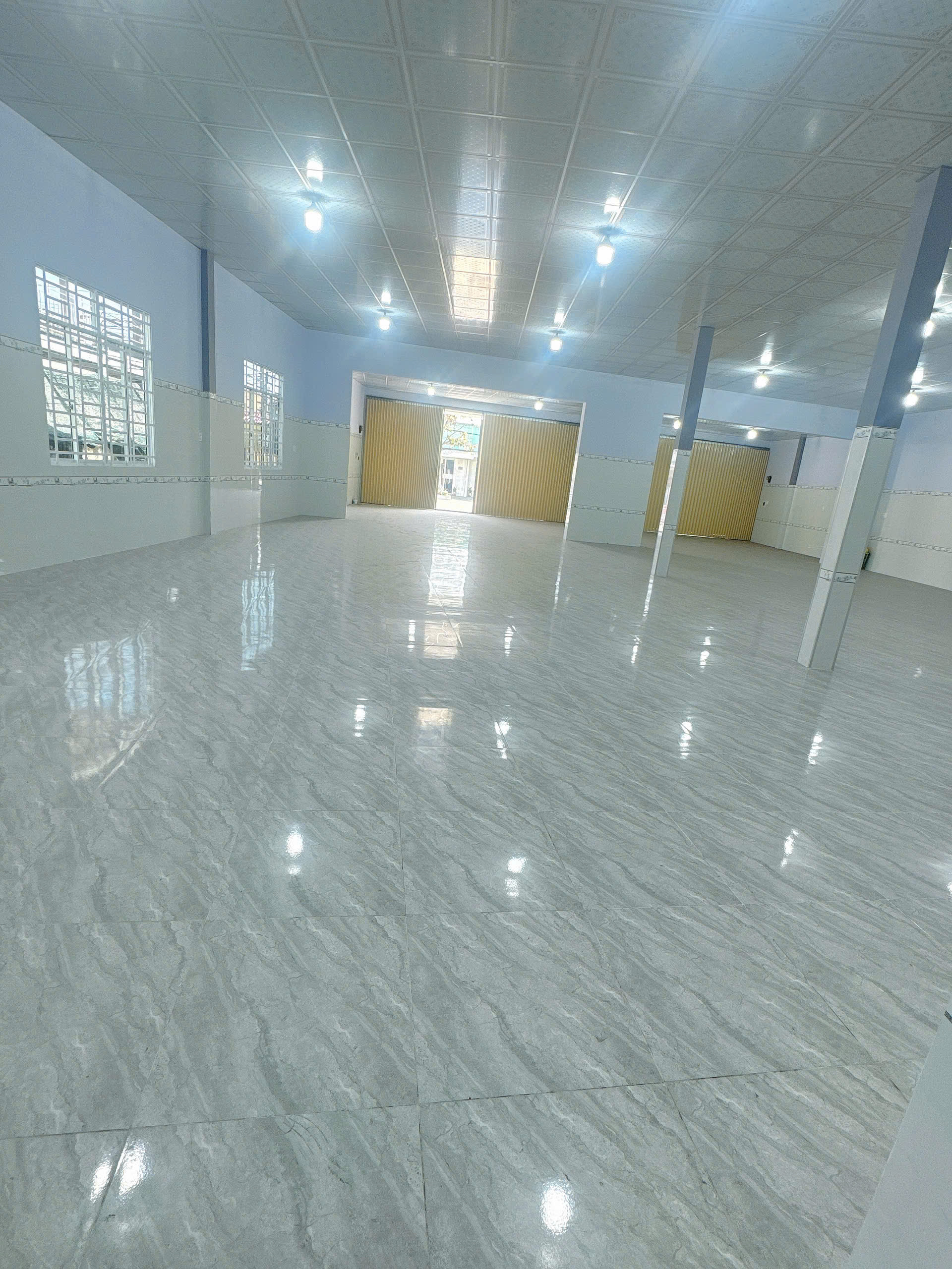 Cho thuê nhà mới xây 360m2 mặt tiền QL60.Gía 20 triệu