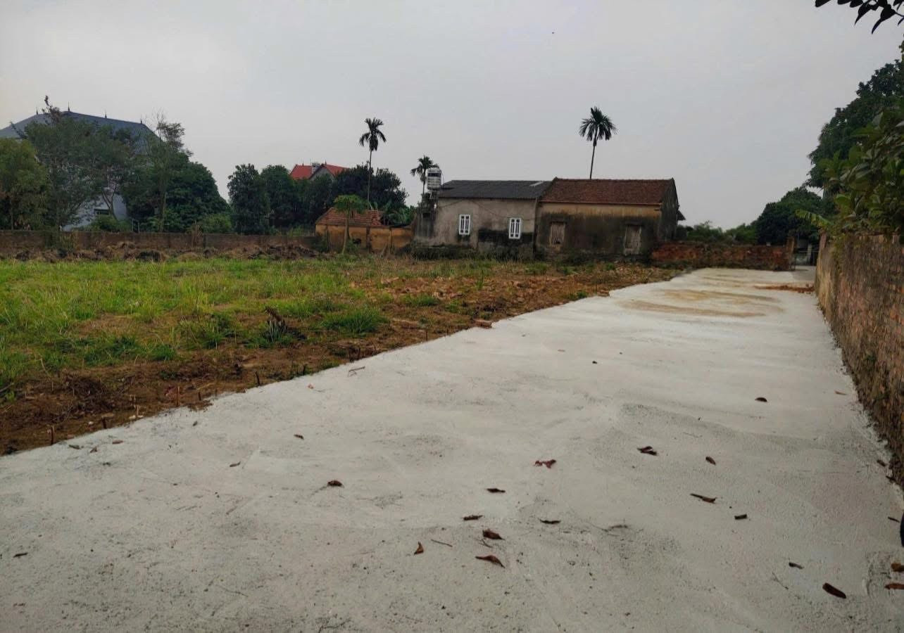 🍀🍀Chỉ hơn 700 triệu sở hữu ngay 207m2 tại- YÊN DŨNG – BẮC GIANG 💎💎
👉Diện tích: 205 m² (72m đất thổ cư ) .
👉Mặt tiền rộng thênh thang .
👉Đường giao thông thuận tiện, ô tô vào tận đất
👉Thế đất đẹp, thoáng, phù hợp xây nhà hoặc đầu tư đều đẹp .

☎️Liên