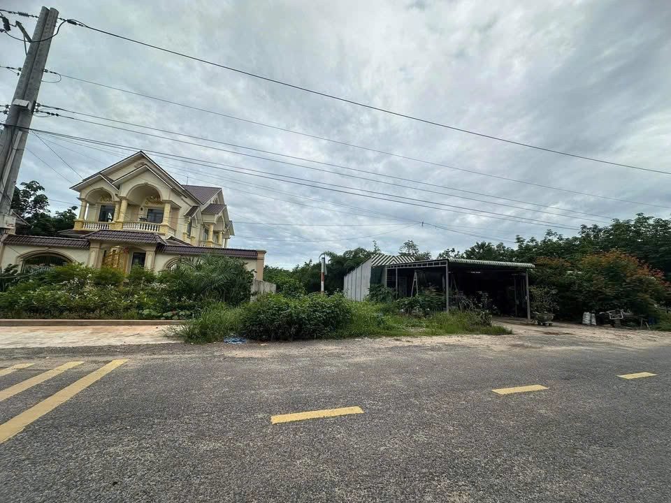 BÁN LÔ ĐẤT Ở ĐÔ THỊ, CÁCH VISIP 3 CHỈ 2KM , CÓ SẴN 100M2 THỔ CƯ, MẶT TIỀN ĐƯỜNG NHỰA 8M, NẰM TRONG KHU DÂN CƯ HIỆN HỮU.