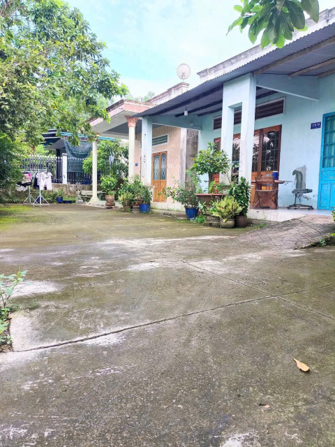 Hiện Trạng trên đất có 3 căn nhà, 2 căn nhà cấp 4 và 1 căn nhà lầu ,Diện tích : 1700m2 Full Hồng