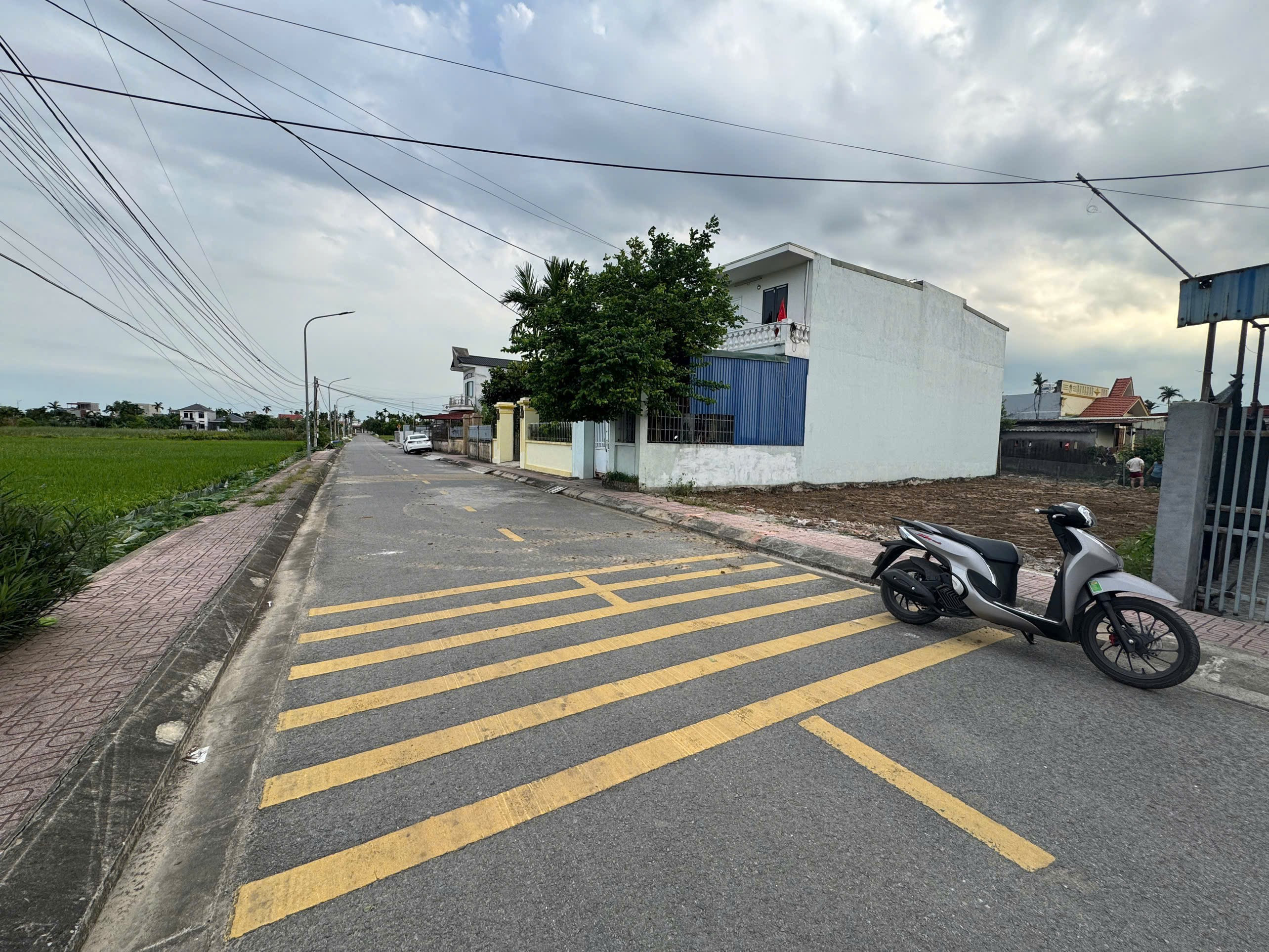 06.2026. bán 96m2 mặt đường nhựa Tân Dân. giá chỉ 1,8 tỷ. Liên hệ 0362558882
