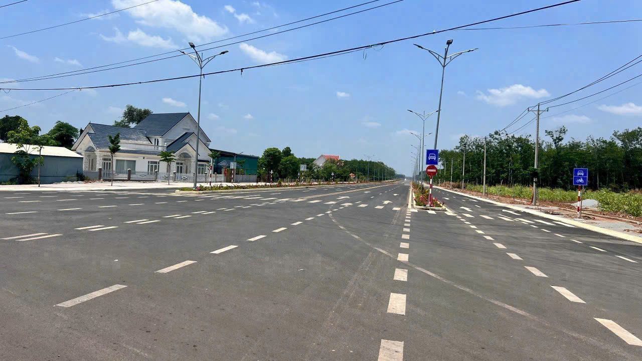 đất kế tuyến 3 đã lên nhựa đi thắng vào khu công nghiệp 4200ha bán kính 5 phút đi xe honda có đầy đủ tiện ít