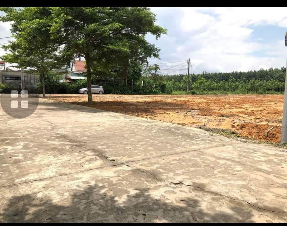 BÁN 4 LÔ MẶT TIỀN 20X50=1010M2 SHR CÓ 400M THỔ CƯ SÁT CHỢ GIÁ 290 TRIỆU/S 0938889035 A ÚT