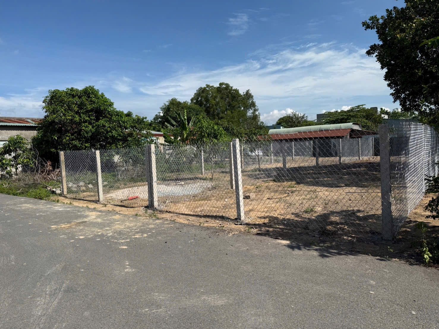 Đường nhựa xã Tân Hưng ( Phường Long Hương, TP HCM )
Diện tích : 5x23=115m2 có 60m2 thổ cư
Khu dân cư đông đúc, view núi, cây xanh bóng mát