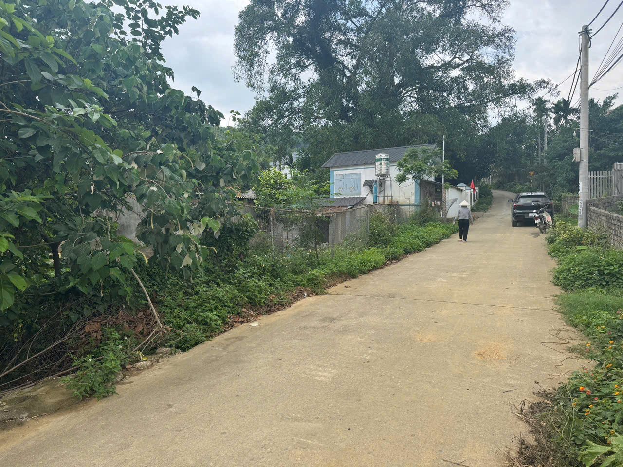 Bán mảnh đất nghỉ dưỡng bám suối, nước chảy róc rách quanh năm, thuộc trục đường tới KDL Ao Vua - Ba Vì