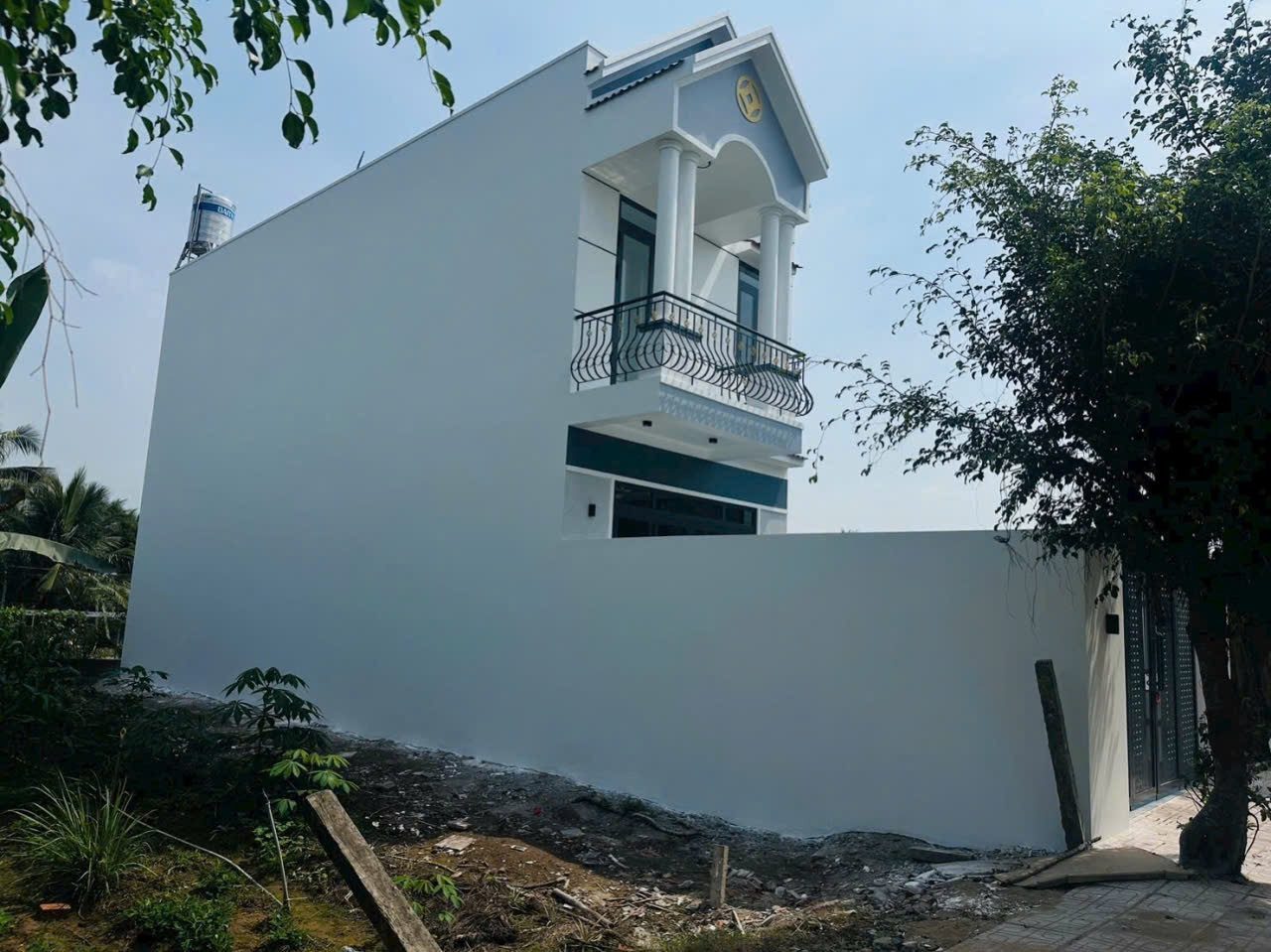 Chính Chủ cần bán nhà mới xây sẵn 1lầu 1 trệt mặt  tiền đường 5 mét ,thuộc Phường Mỹ Tho 3PN 2 WC giá 2tỷ3 còn thương lượng bên Em bao trọn phí thuế.