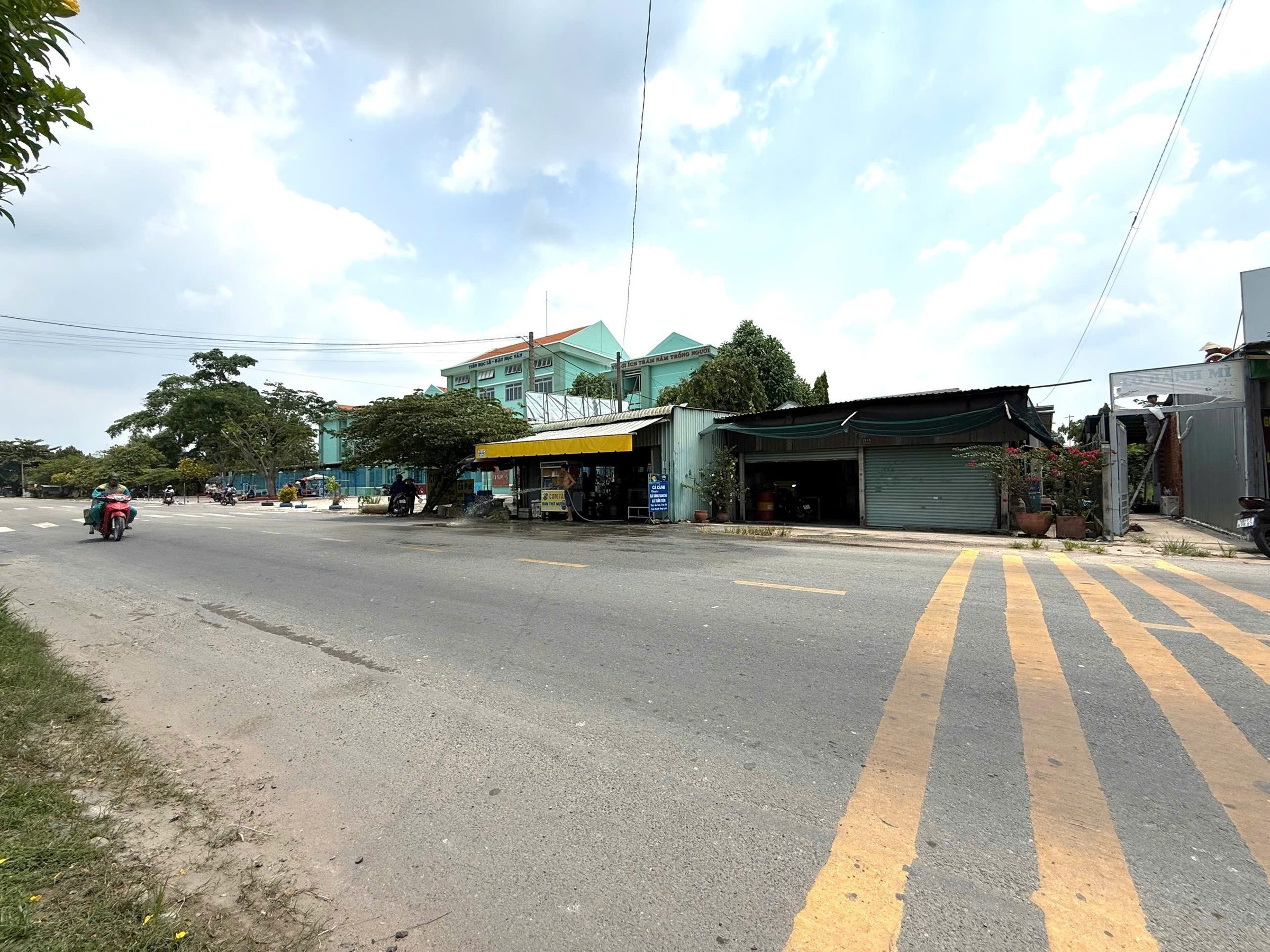 Bán Nhà Mt Hồ Văn Tắng . Sát bên trường học.  Có 241m thổ . 7.7 x 58