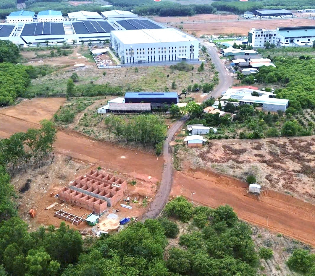 Đất xuyên tâm 32m . Dt 250m sẵn 100m thổ cư, sát vách khu công nghiệp tân tiến, nhà máy đang hoạt động