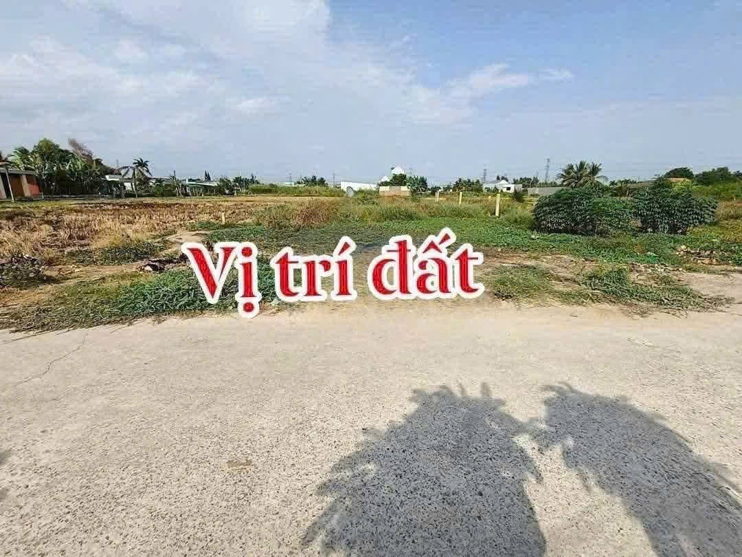 :-* :-* :-* Bán 870m2 đất Thổ + Lúa 
Ấp 3 - Thạnh Đức - Bến Lức - Long An 
- DT : 13 x 56m...hậu 18m..= 870m 
- Có 300m2 thổ cư + 570m2 đất Lúa
- Giá : 20tr/m2 - Thương Lượng 
- Đã san lấp mặt bằng cao bằng đường 
- Đường bê tông 4,5m trước đất . 
