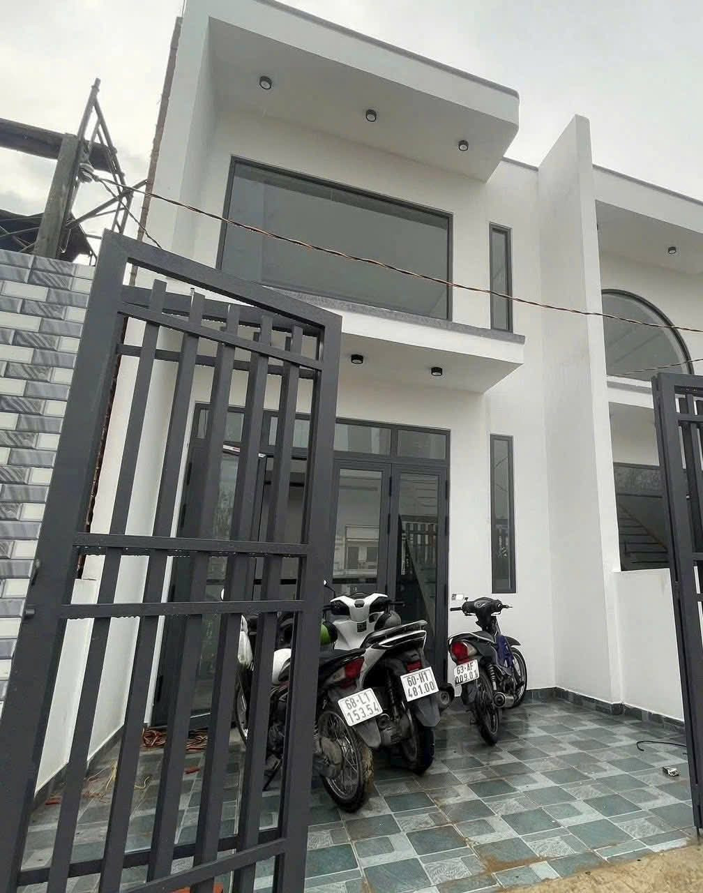 🏡 BÁN NHÀ GÁC LỬNG 3 PHÒNG NGỦ GẦN CHỢ THẠNH PHÚ – GIÁ CHỈ 1,65 TỶ 🏡

📍 Vị trí đẹp, gần chợ Thạnh Phú, trường học, UBND, tiện ích đầy đủ trong bán kính vài phút di chuyển.

✅ Diện tích rộng rãi, thiết kế gác lửng hiện đại
✅ 3 phòng ngủ, phòng khách, 