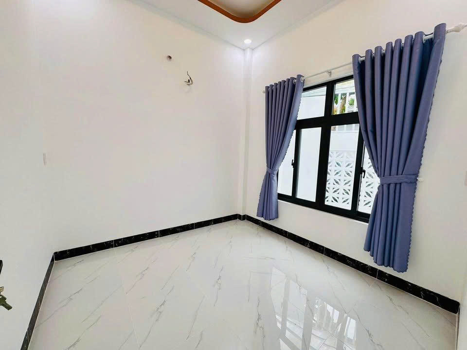 Cần bán gấp căn nhà mới xây nằm ngay cây xăng Thạnh Phú, sổ hồng riêng thổ cư
