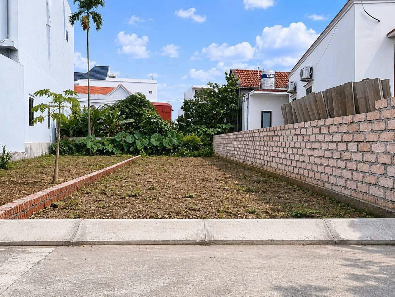 🔥 GIẢM GIÁ BÁN NHANH  71,6M TRUNG TÂM PHƯỜNG THIÊN HƯƠNG.l/h:076.231.9990 e Thúy 
 – GIÁ CHỈ 1,4XX TỶ 🔥

❗ Vị trí: TDP 6, Thiên Hương (thôn 9 cũ) ngay trục thôn rẽ vào 20m, ngõ 3,5m ô tô đỗ cửa, trước mặt view cánh đồng thoáng. 

❗ Tiện ích lõi trung