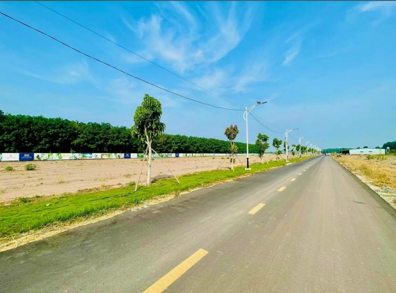 Đất ngay trung tâm Đồng Phú đường 32m giá 430triệu bao sổ.