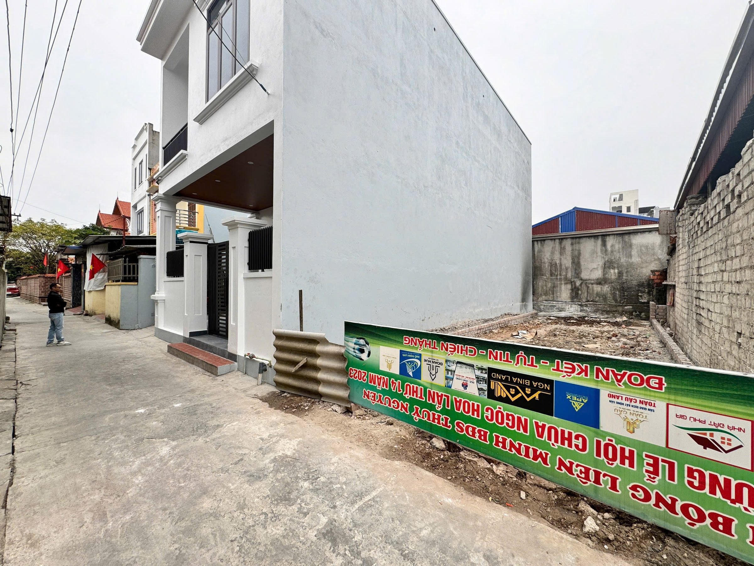 🌸Chính chủ gửi bán lô đất đẹp sát sân bóng Thuỷ Đường, đẹp long lanh.l/h;076.231.9990 e Thúy 

 🎯giá đầu tư cực hấp dẫn 2,5xx tỷ
🌱Diện tích: 74m2
🌱Ngang: 4,75m (xây nhà thì quá đẹp luôn ạ)
🌱Vị trí: trung tâm bậc nhất phường, dân cư đông đúc văn minh,